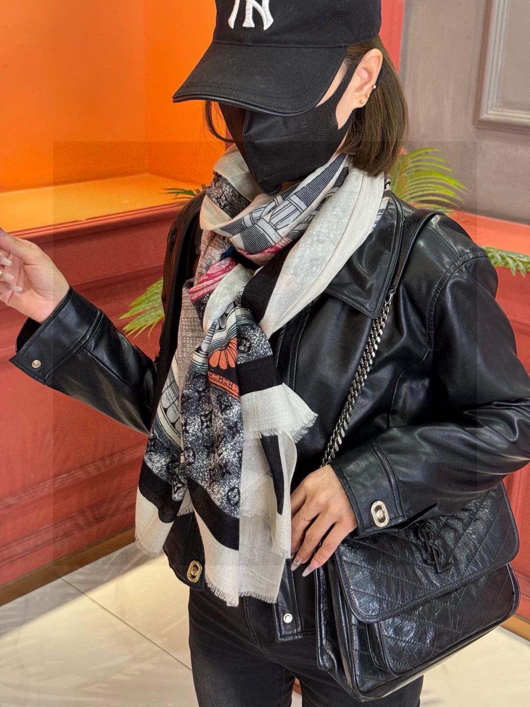   上新真心赞‼️【LV】薄羊绒长巾本款 羊绒长巾专柜同步‼️喷墨工艺呈现鲜活色彩。品质超级好‼️重磅巨