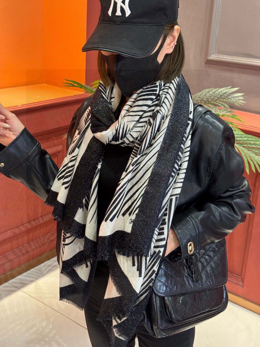  💃🏻💃🏻会发光发亮的围巾小香羊绒长巾【双C线条字母长巾】‼️抢‼️VIP推荐 ‼️👍下手一定要快【高端