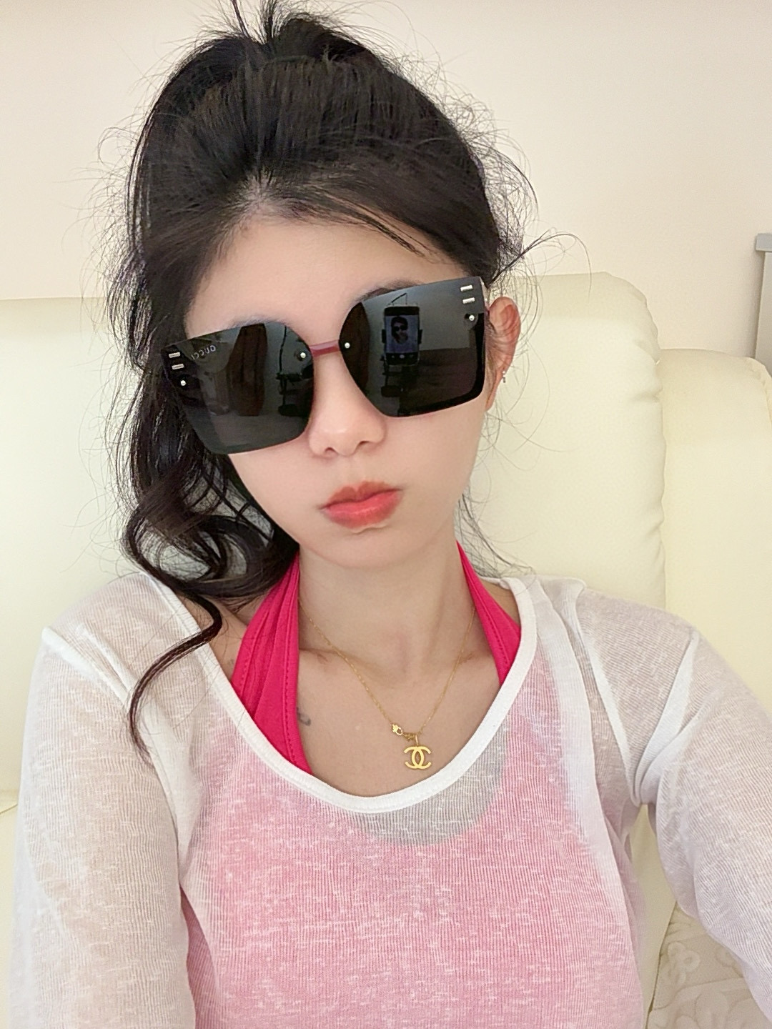   Gucci   经典的方框设计，不挑脸型，无论搭配大衣还是连衣裙都非常显气质尼龙偏光镜片预防紫外线 