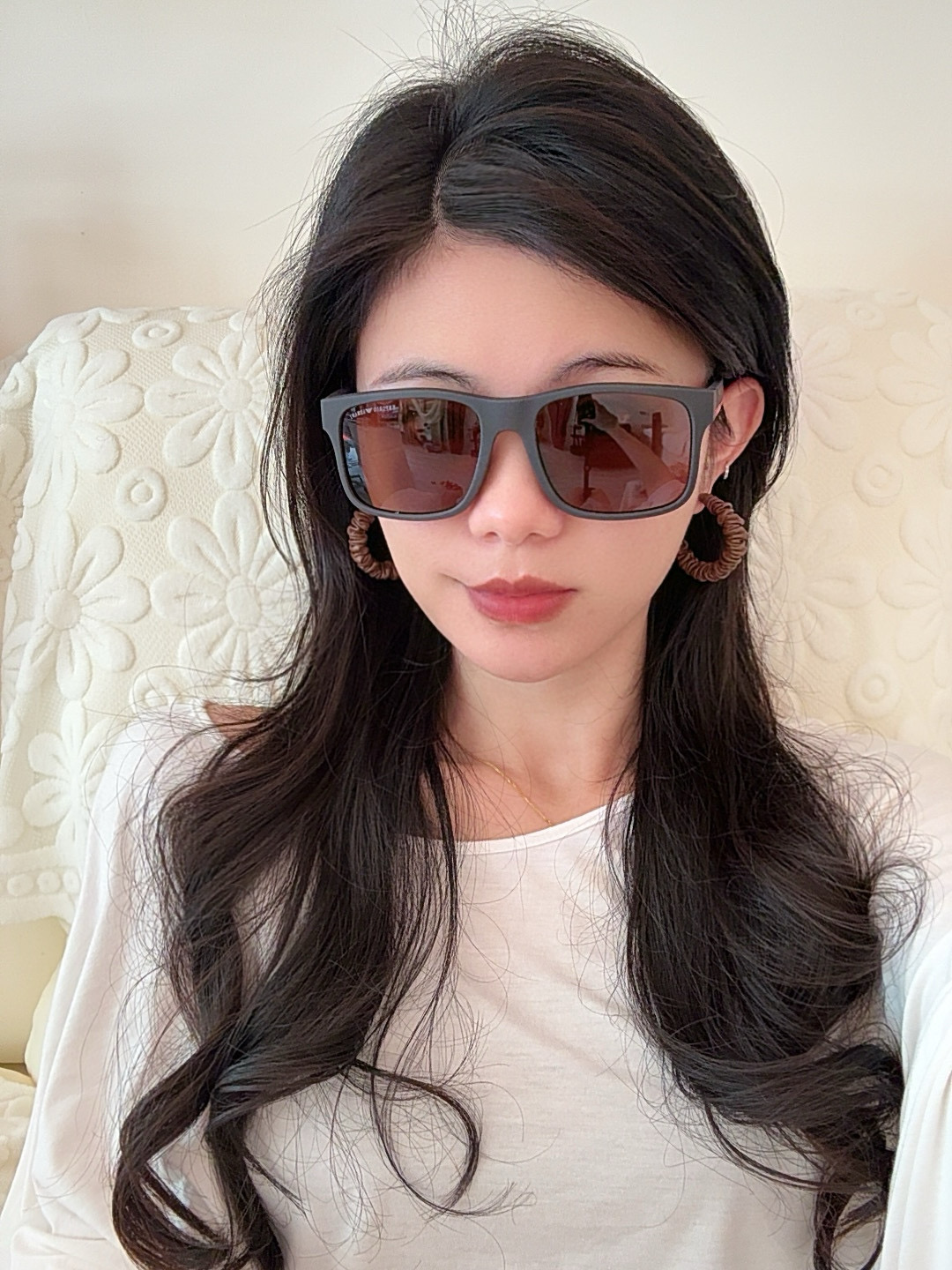   阿玛尼 大框太阳镜墨镜经典的方框设计，不挑脸型，无论搭配大衣还是连衣裙都非常显气质偏光镜片预防紫外线