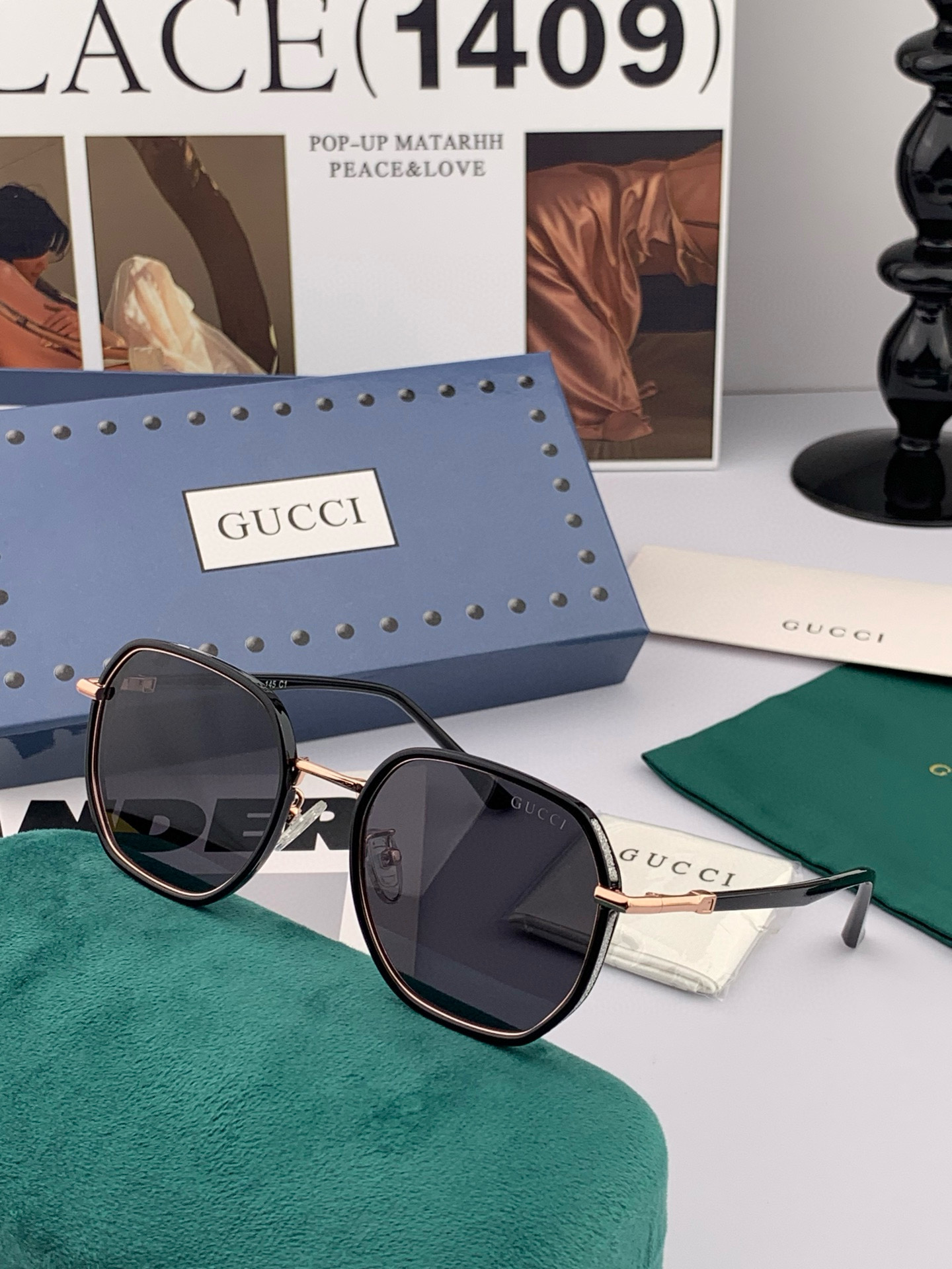   超好看 潮酷【GUCCI】古驰 新款款太阳镜以独特魅力和前卫风格诠释春夏最新眼镜，以方框设计两边经典