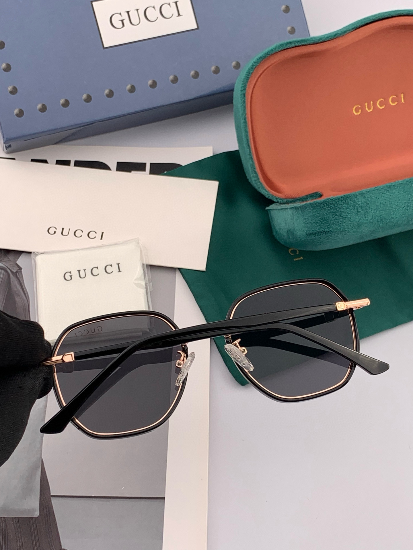   超好看 潮酷【GUCCI】古驰 新款款太阳镜以独特魅力和前卫风格诠释春夏最新眼镜，以方框设计两边经典
