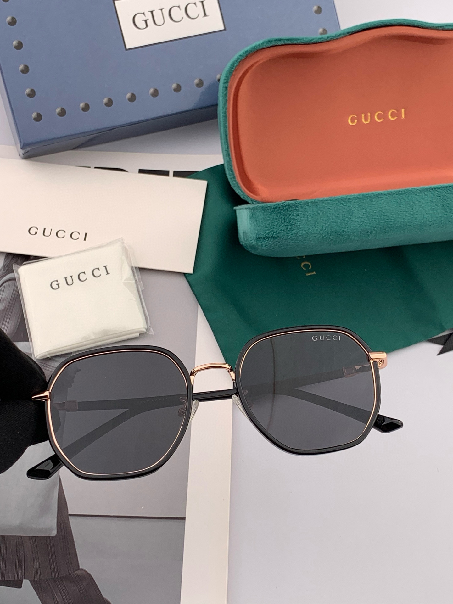   超好看 潮酷【GUCCI】古驰 新款款太阳镜以独特魅力和前卫风格诠释春夏最新眼镜，以方框设计两边经典