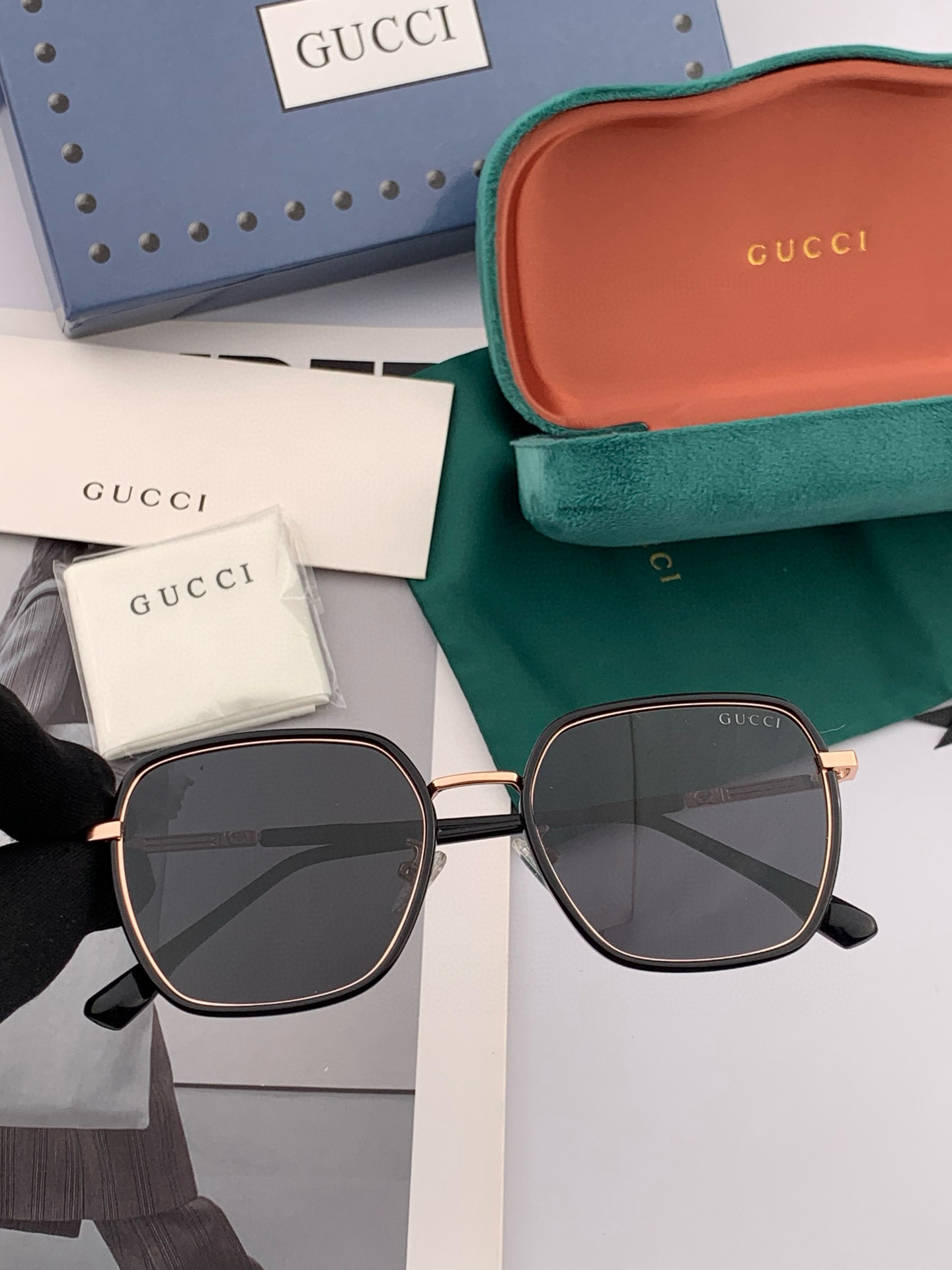   超好看 潮酷【GUCCI】古驰 新款款太阳镜以独特魅力和前卫风格诠释春夏最新眼镜，以方框设计两边经典