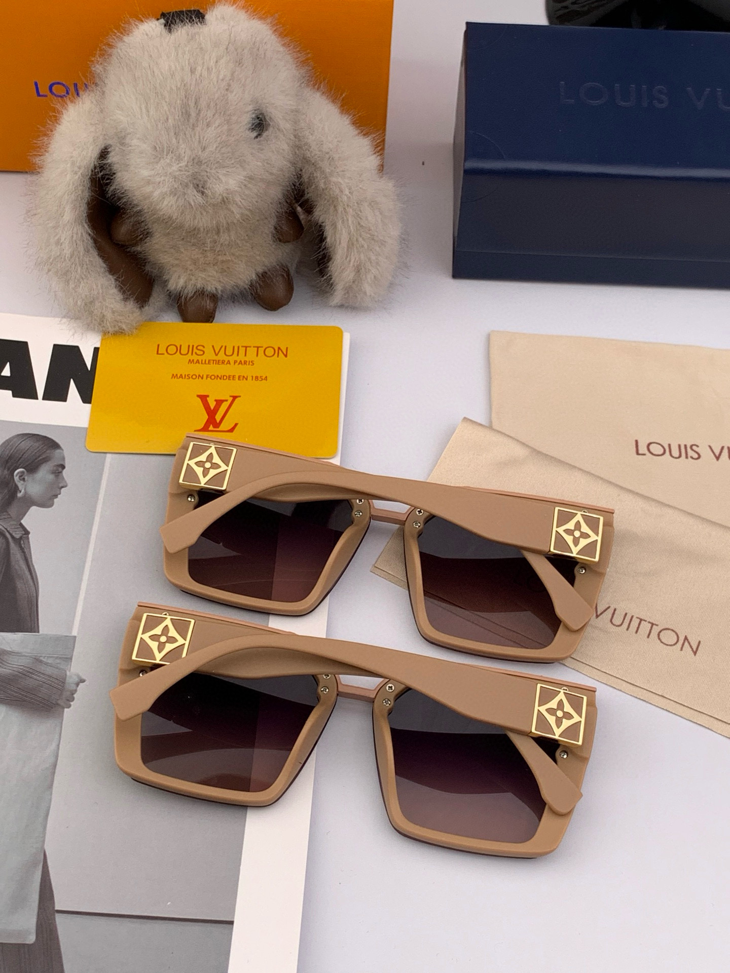  LV 2025年开春新款  潮流爆款 时尚方框太阳镜 高品质 佩戴舒适 网红潮款墨镜 型号L8148