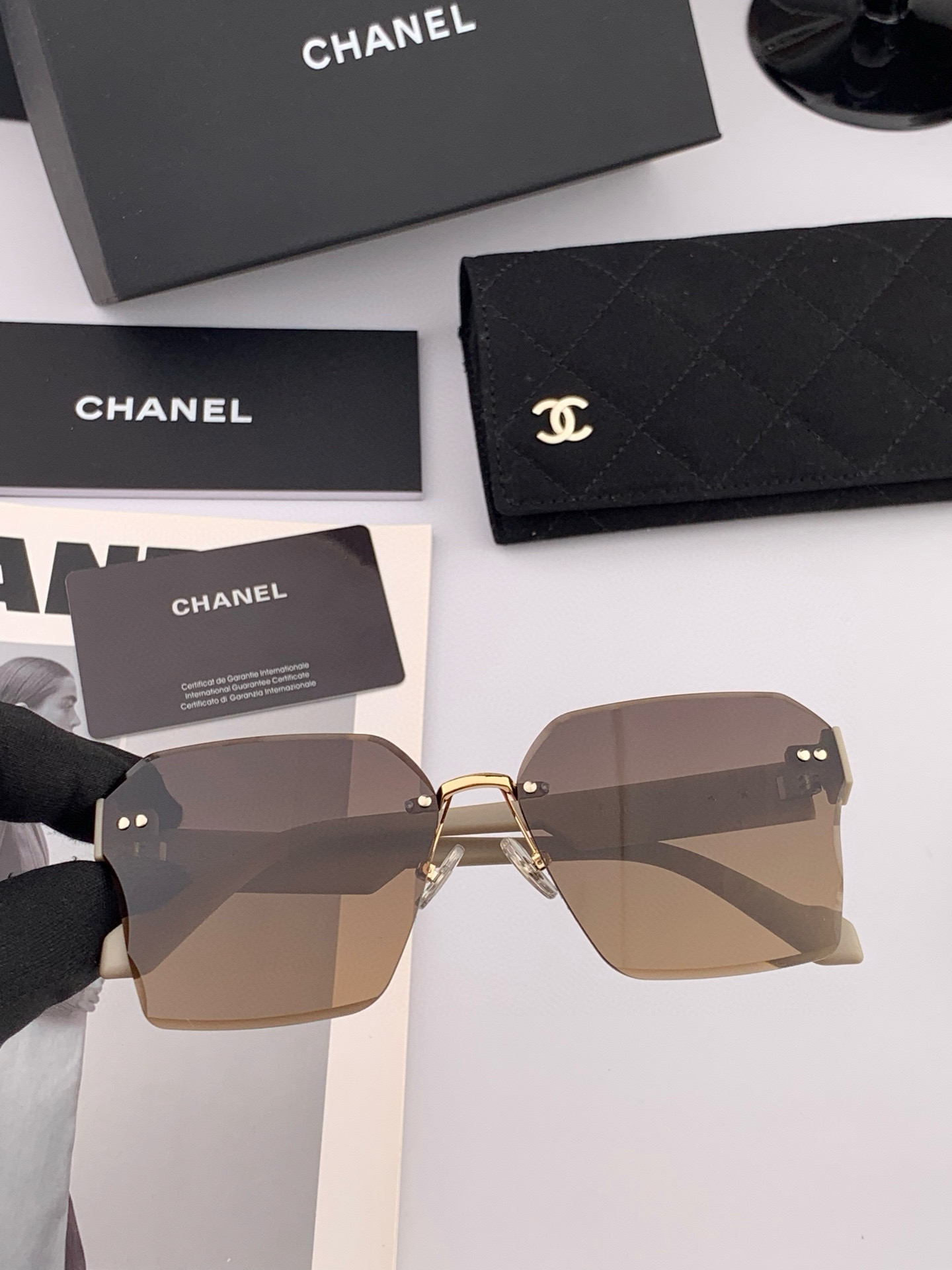  【CHANEL】香奈儿 2025新款潮流爆款 时尚方框太阳镜 佩戴舒适 网红潮款墨镜  女士高清加厚偏