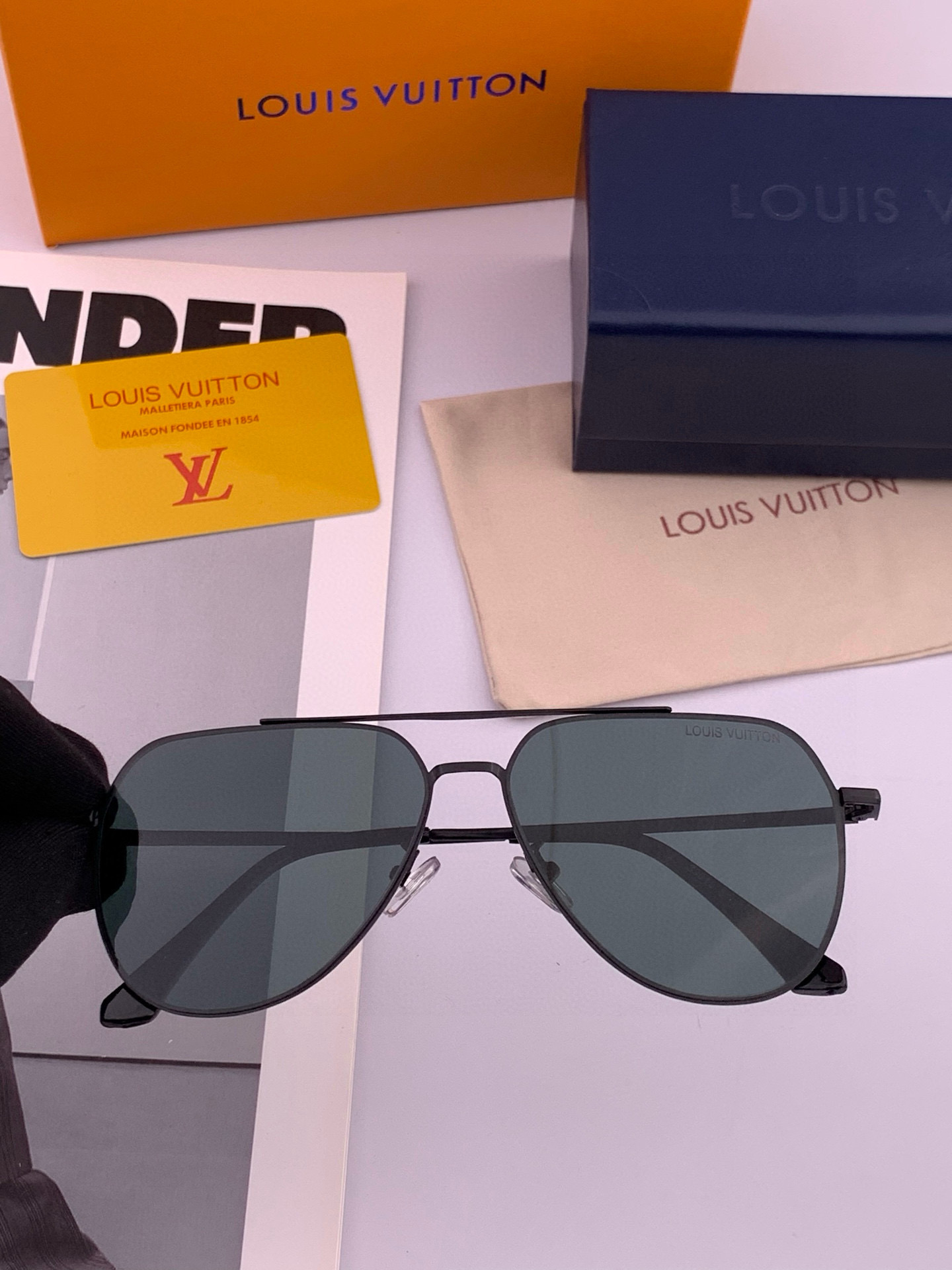       LV 男款炫彩飞行员偏光太阳镜 ❤️材质：高清尼龙加厚卡槽高清偏光镜片 🌹无边框镜架💕颜👍型