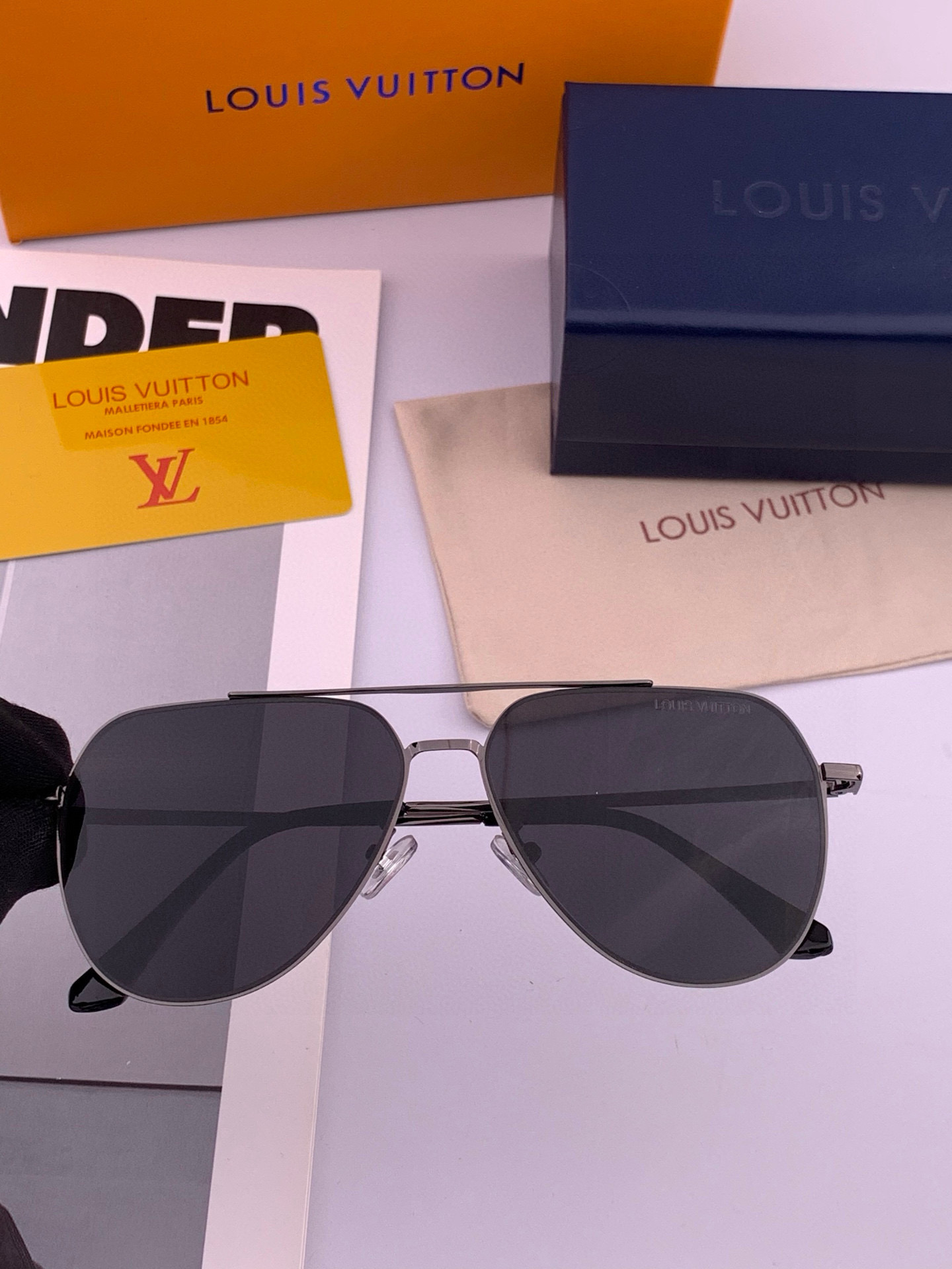       LV 男款炫彩飞行员偏光太阳镜 ❤️材质：高清尼龙加厚卡槽高清偏光镜片 🌹无边框镜架💕颜👍型