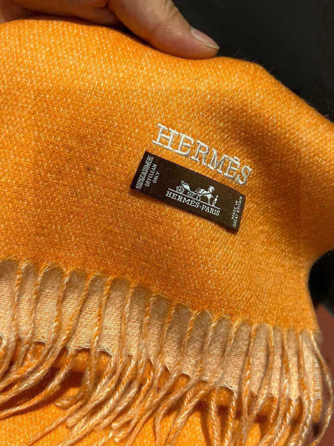     HERMFS【爱马仕】巴黎时装展双面羊绒围巾！采用蒙古高原细羊绒！手感满满地都是细腻的绒毛！这个