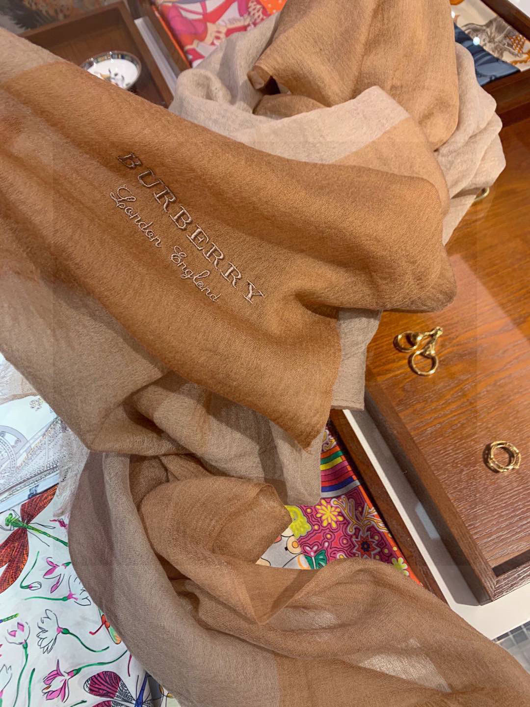  重点推荐！！！高级舒适时髦气质，相信我的就收吧！Burberry这款触动内心的柔美围巾，无法模仿的颜色