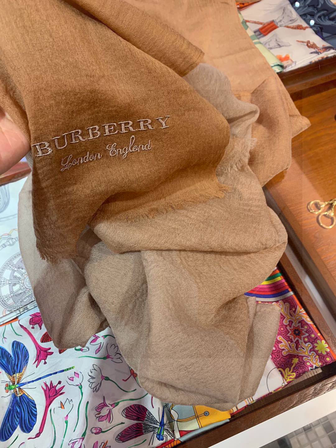  重点推荐！！！高级舒适时髦气质，相信我的就收吧！Burberry这款触动内心的柔美围巾，无法模仿的颜色