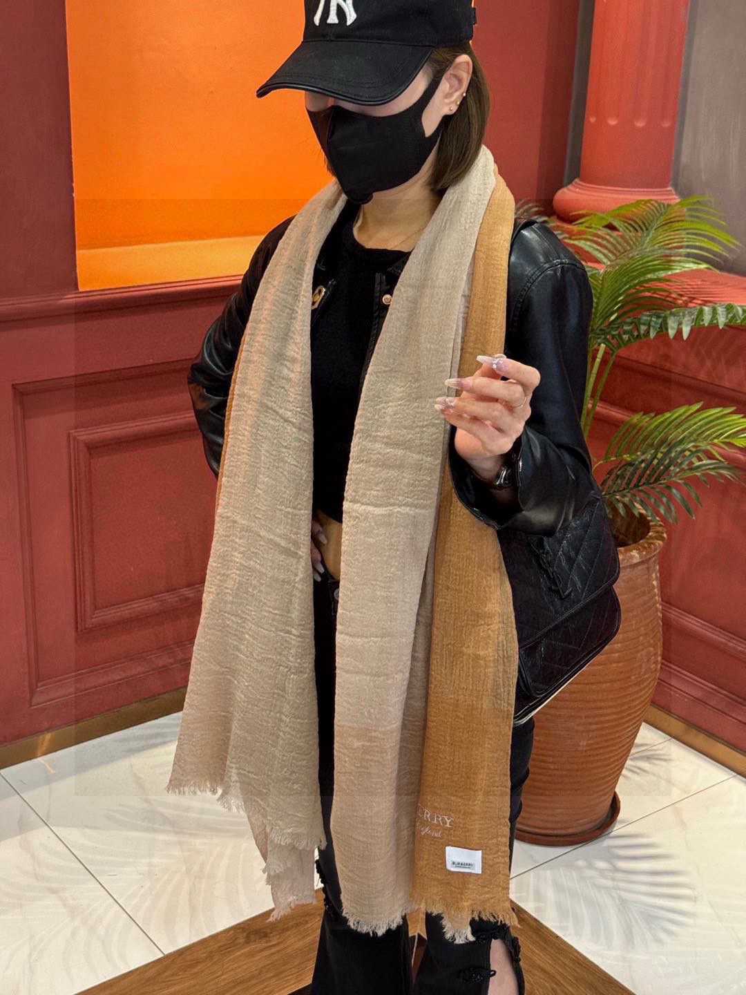  重点推荐！！！高级舒适时髦气质，相信我的就收吧！Burberry这款触动内心的柔美围巾，无法模仿的颜色