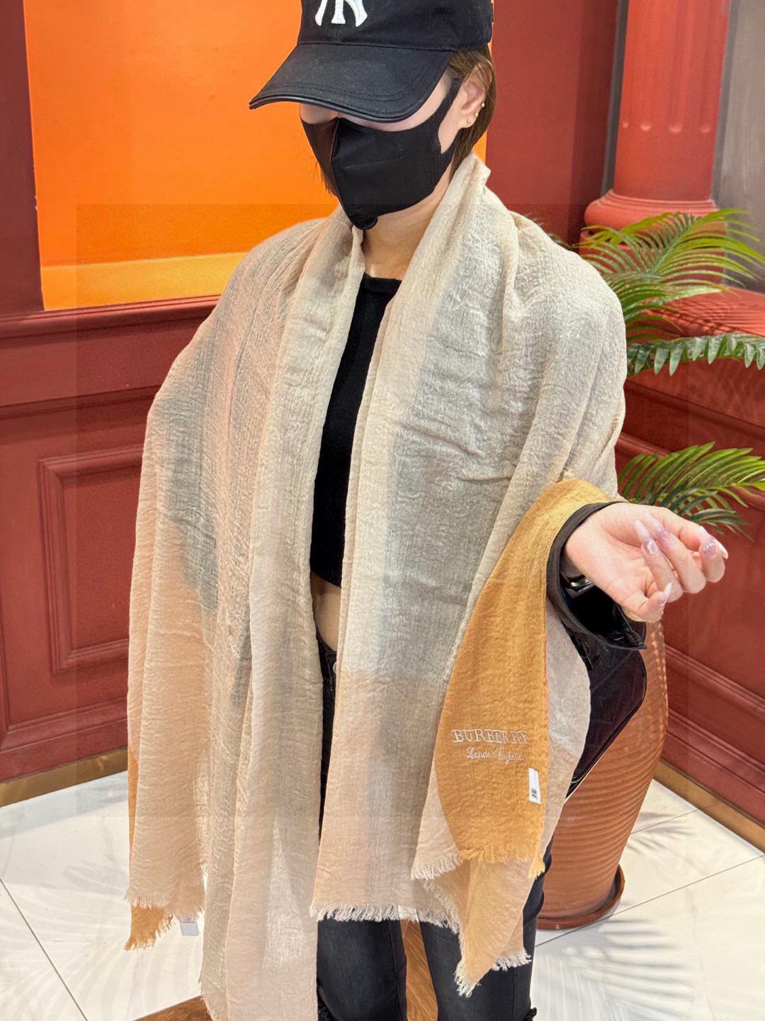  重点推荐！！！高级舒适时髦气质，相信我的就收吧！Burberry这款触动内心的柔美围巾，无法模仿的颜色