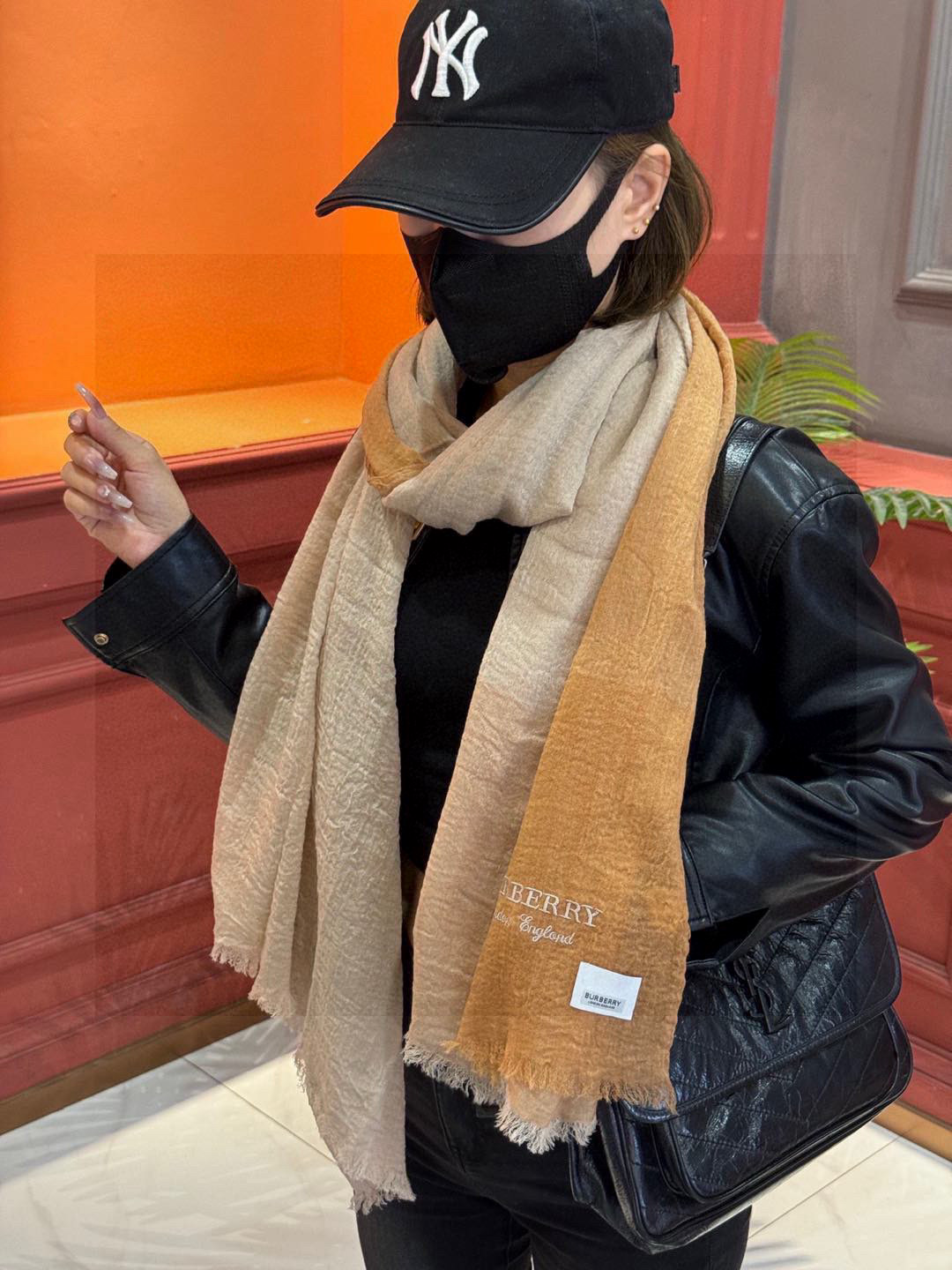  重点推荐！！！高级舒适时髦气质，相信我的就收吧！Burberry这款触动内心的柔美围巾，无法模仿的颜色