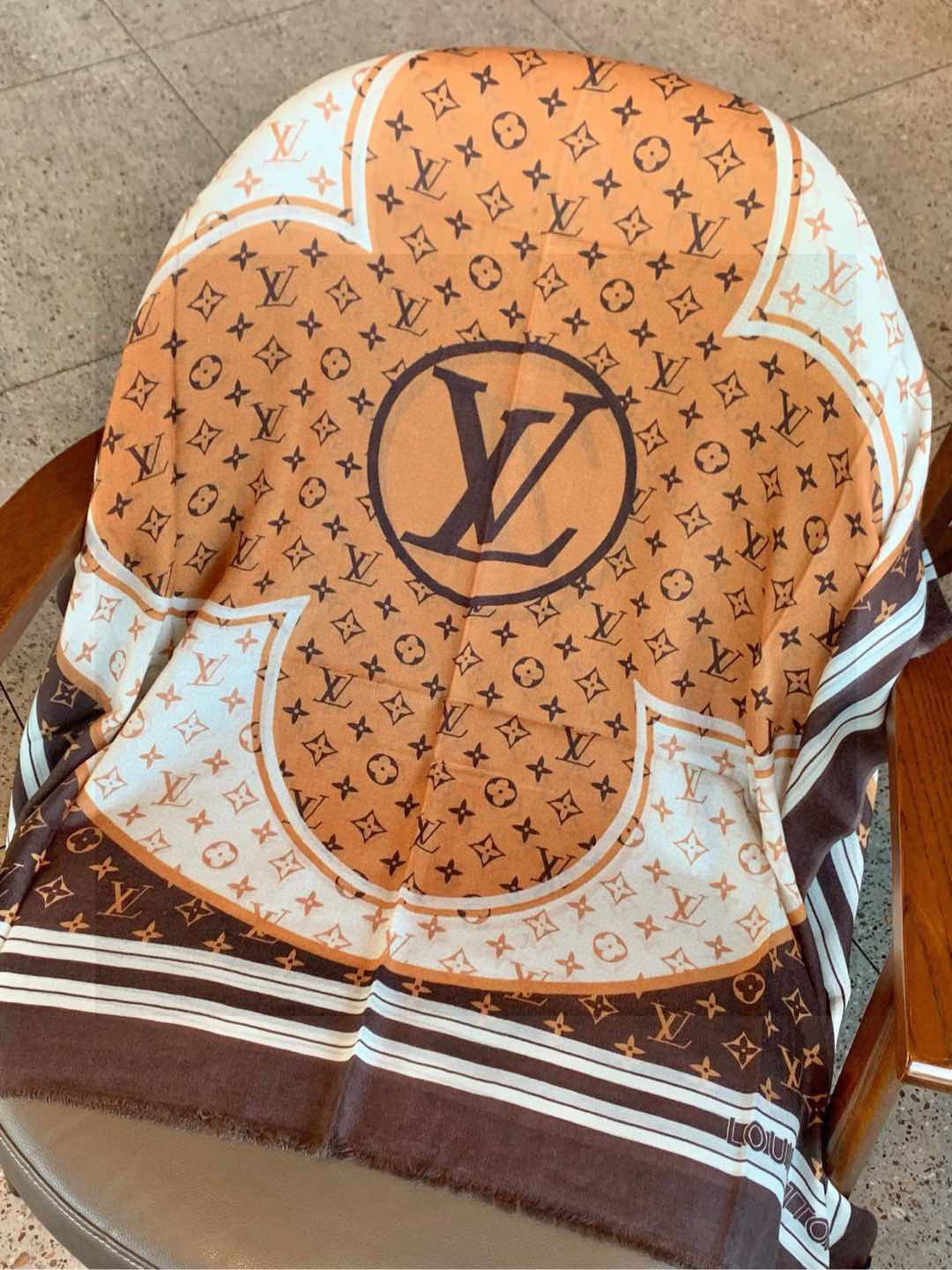   又时髦又百搭！LV新款老花长巾】提升气质和品味的好单品！！四季必备！！真的无敌实用！！Lv难得的羊绒