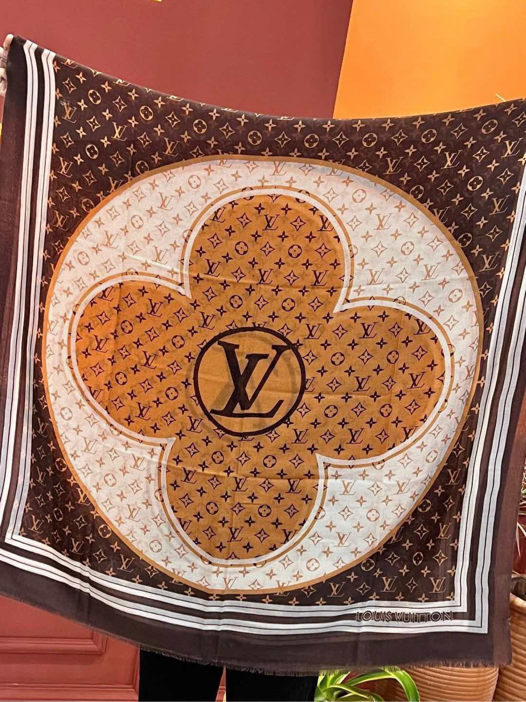   又时髦又百搭！LV新款老花长巾】提升气质和品味的好单品！！四季必备！！真的无敌实用！！Lv难得的羊绒