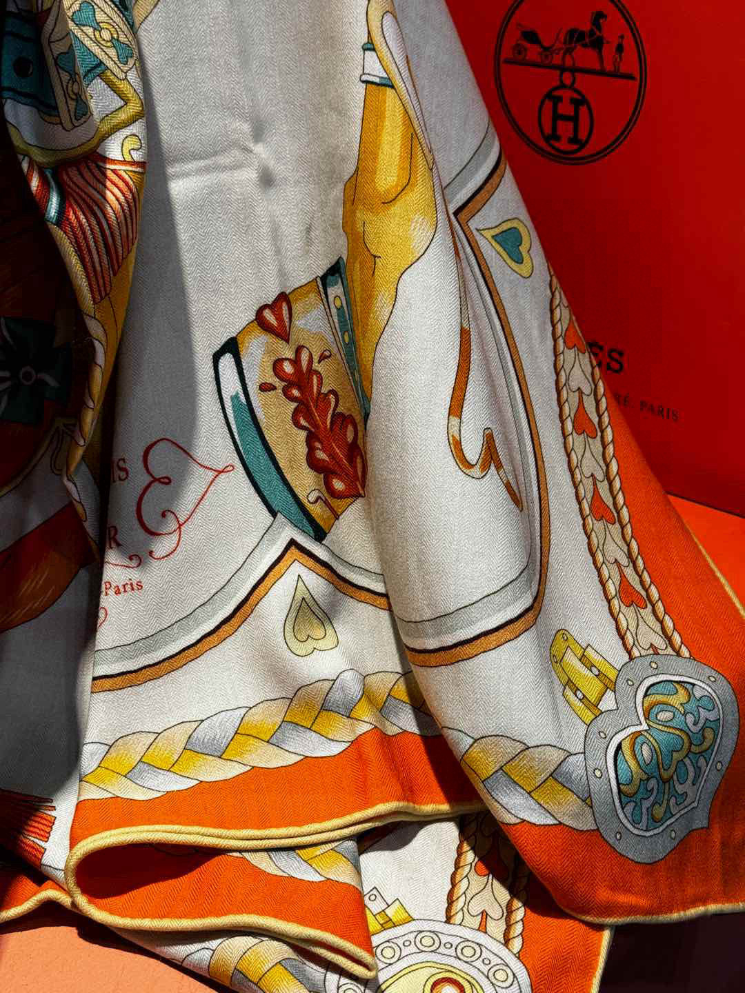 【双面同色】原单爱马仕140cm丝绒方巾💕 甜蜜的鞍具,装饰家芳登和佩西耶设计的一款餐盘增添骑士般的浪