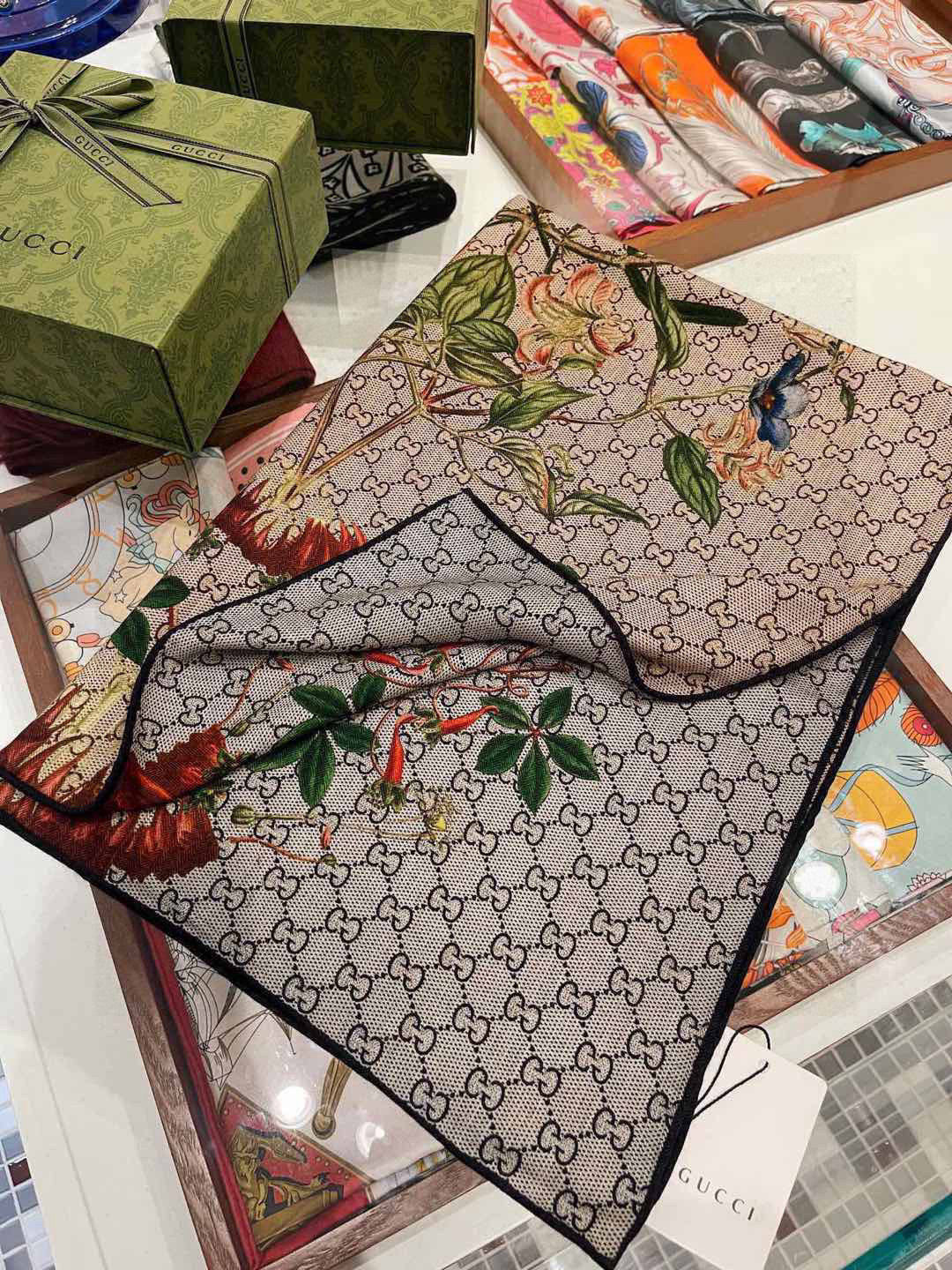 【▪️Gucci双面双色花卉羊绒围巾~超级抬气色!高级女人味!】羊绒围巾也能这么美!!!Gucci这款