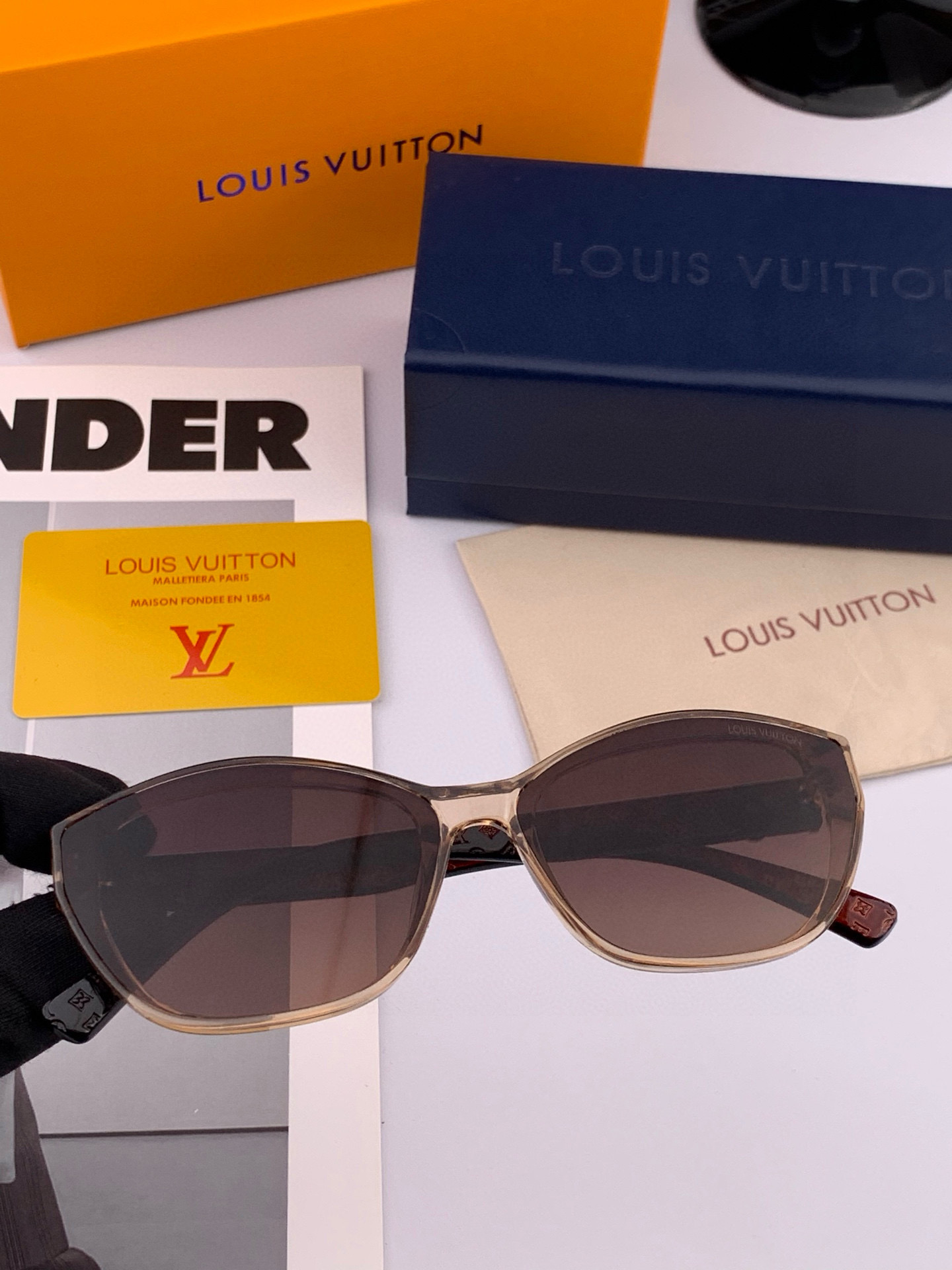  LV 2025年开春新款  潮流爆款 时尚方框太阳镜 高品质 佩戴舒适 网红潮款墨镜 型号L2552