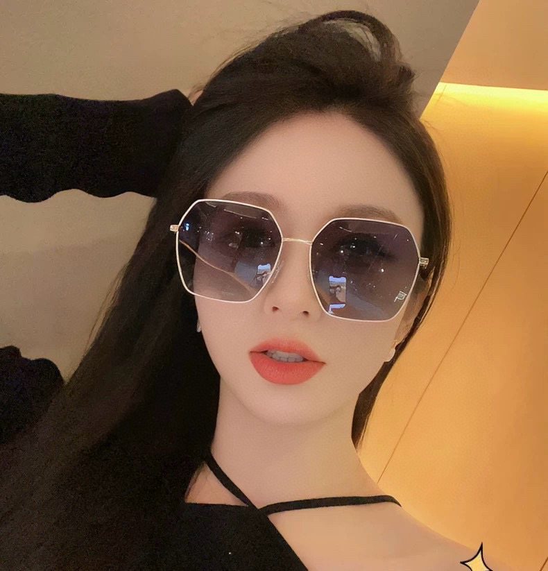   🔺 Gucci 🔻2025官方新款 众多明星同款色‼️‼️新款大框偏光墨镜 🌈🌈宝丽来超清加厚太阳镜