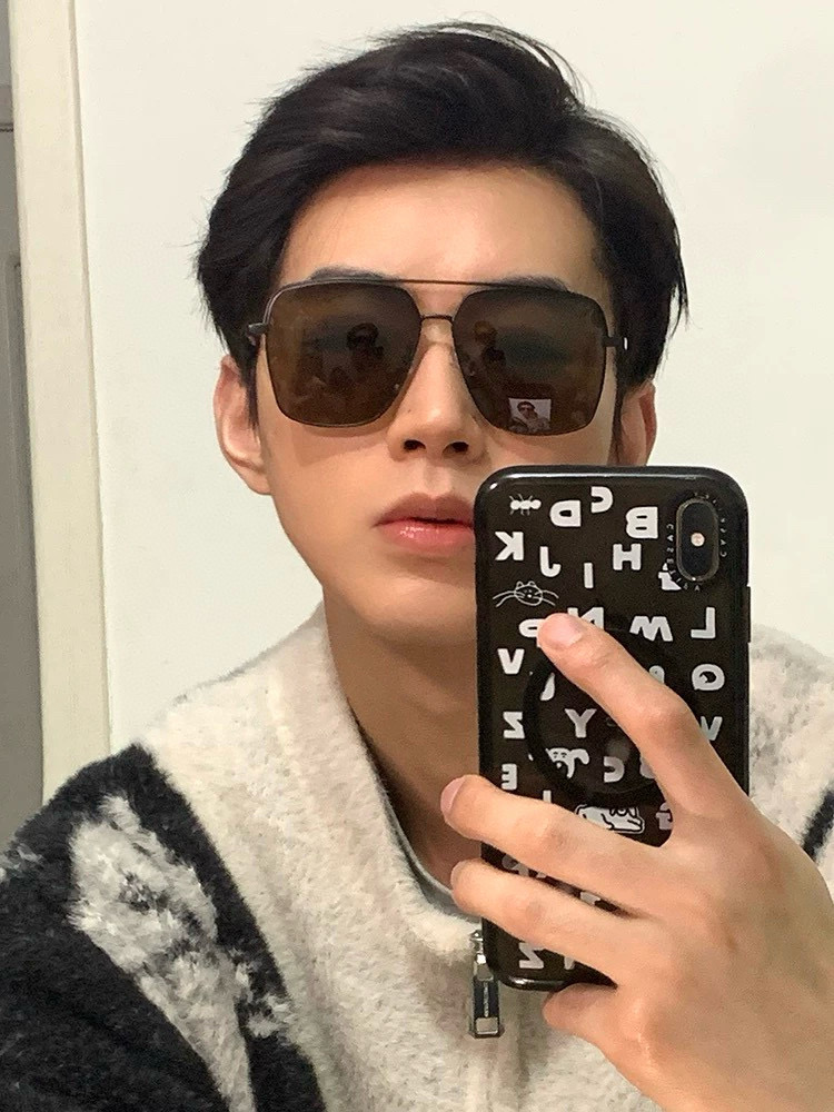       LV 男款炫彩飞行员偏光太阳镜 ❤️材质：高清尼龙加厚卡槽高清偏光镜片 🌹无边框镜架💕颜👍型