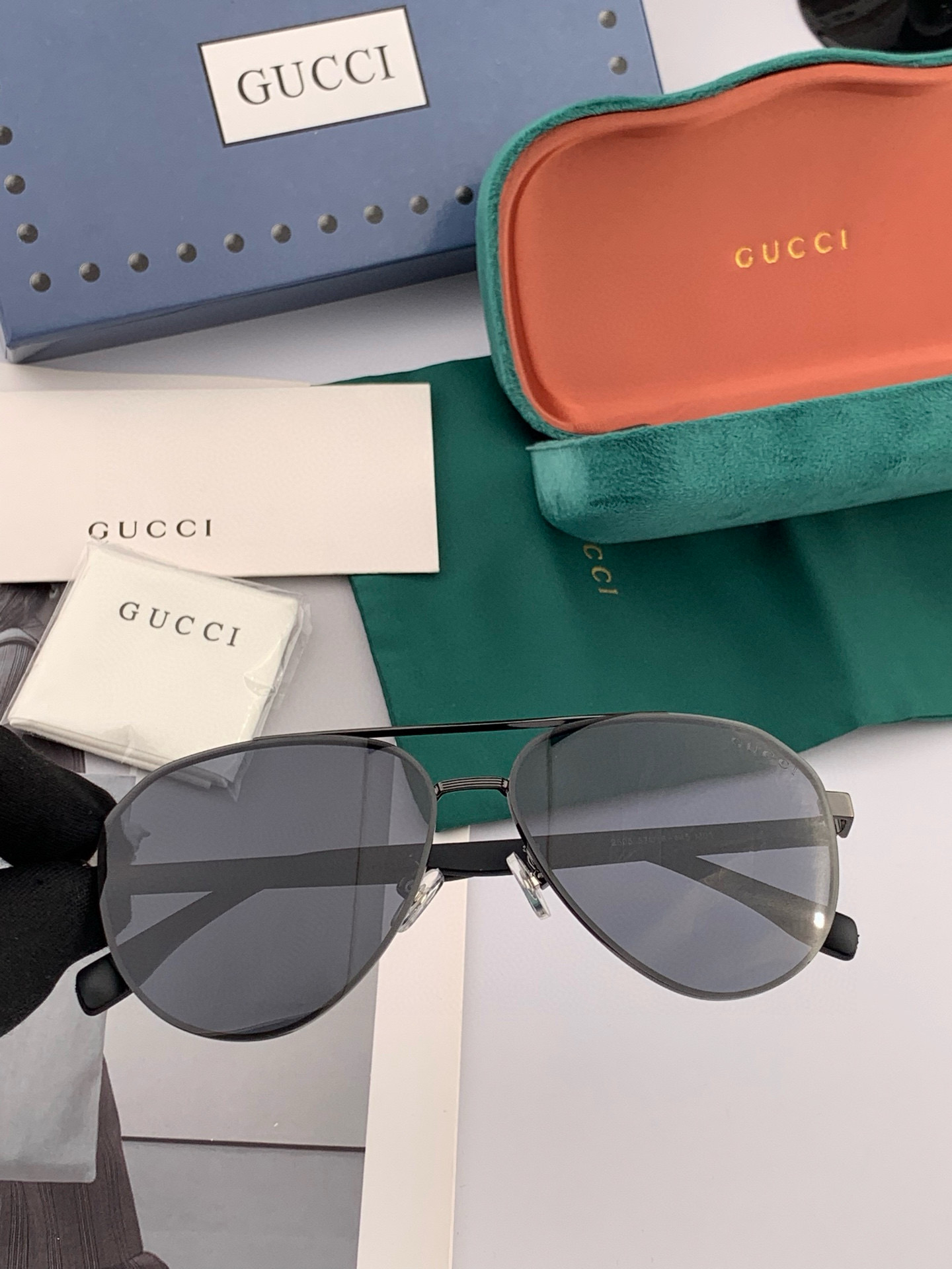        GUCCI 男款炫彩飞行员偏光太阳镜 ❤️材质：高清尼龙加厚卡槽高清偏光镜片 🌹无边框镜架