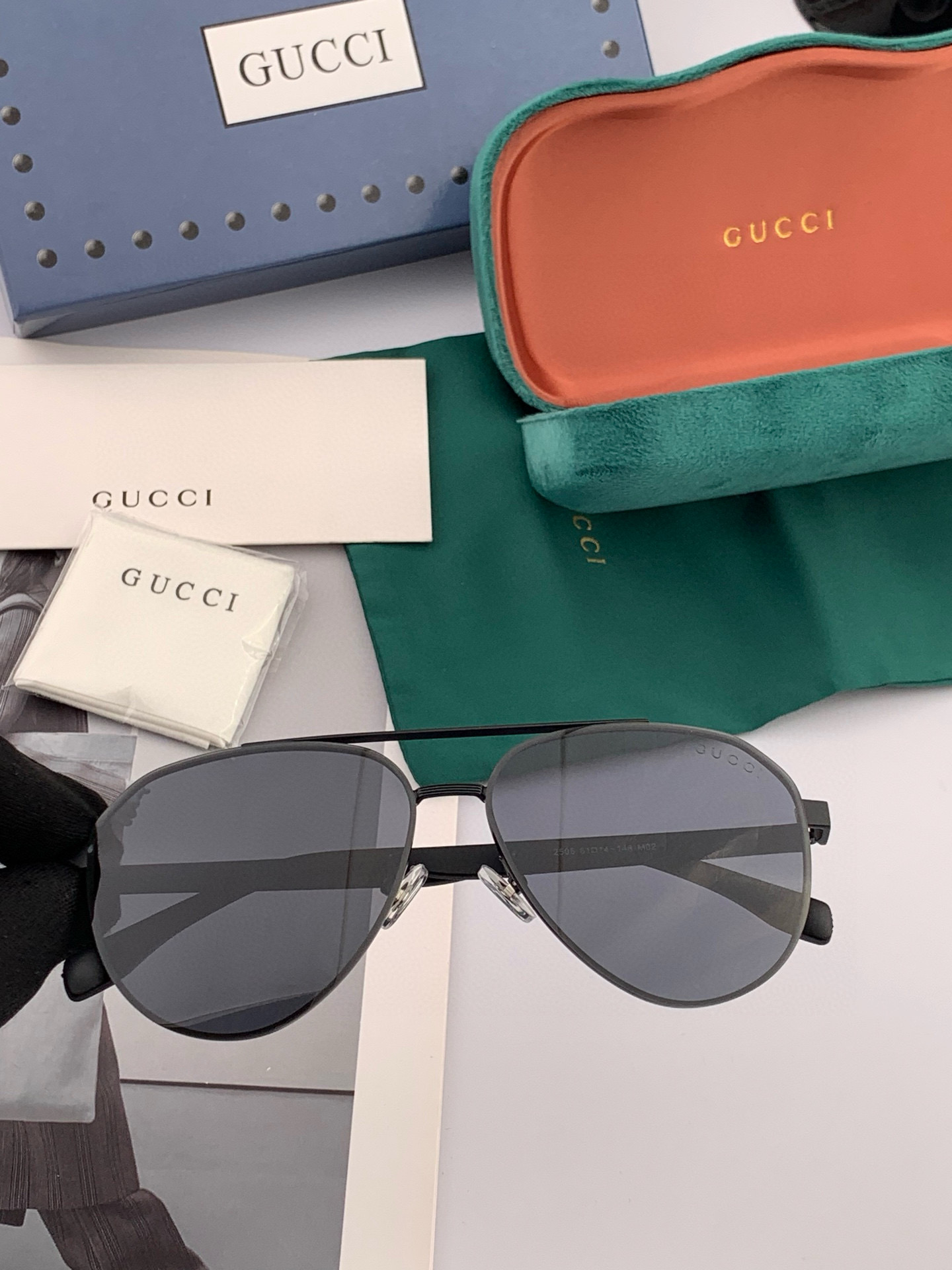        GUCCI 男款炫彩飞行员偏光太阳镜 ❤️材质：高清尼龙加厚卡槽高清偏光镜片 🌹无边框镜架