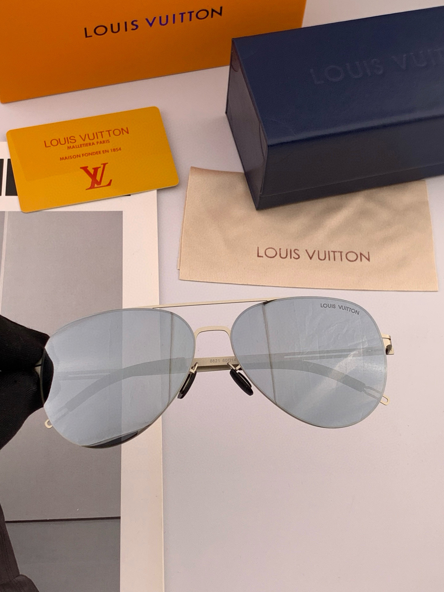 ♦️LV 2025新款男女情侣款太阳镜多边形墨镜iP电镀永不褪色 超轻超有弹性整幅眼镜无螺丝重要的是压不