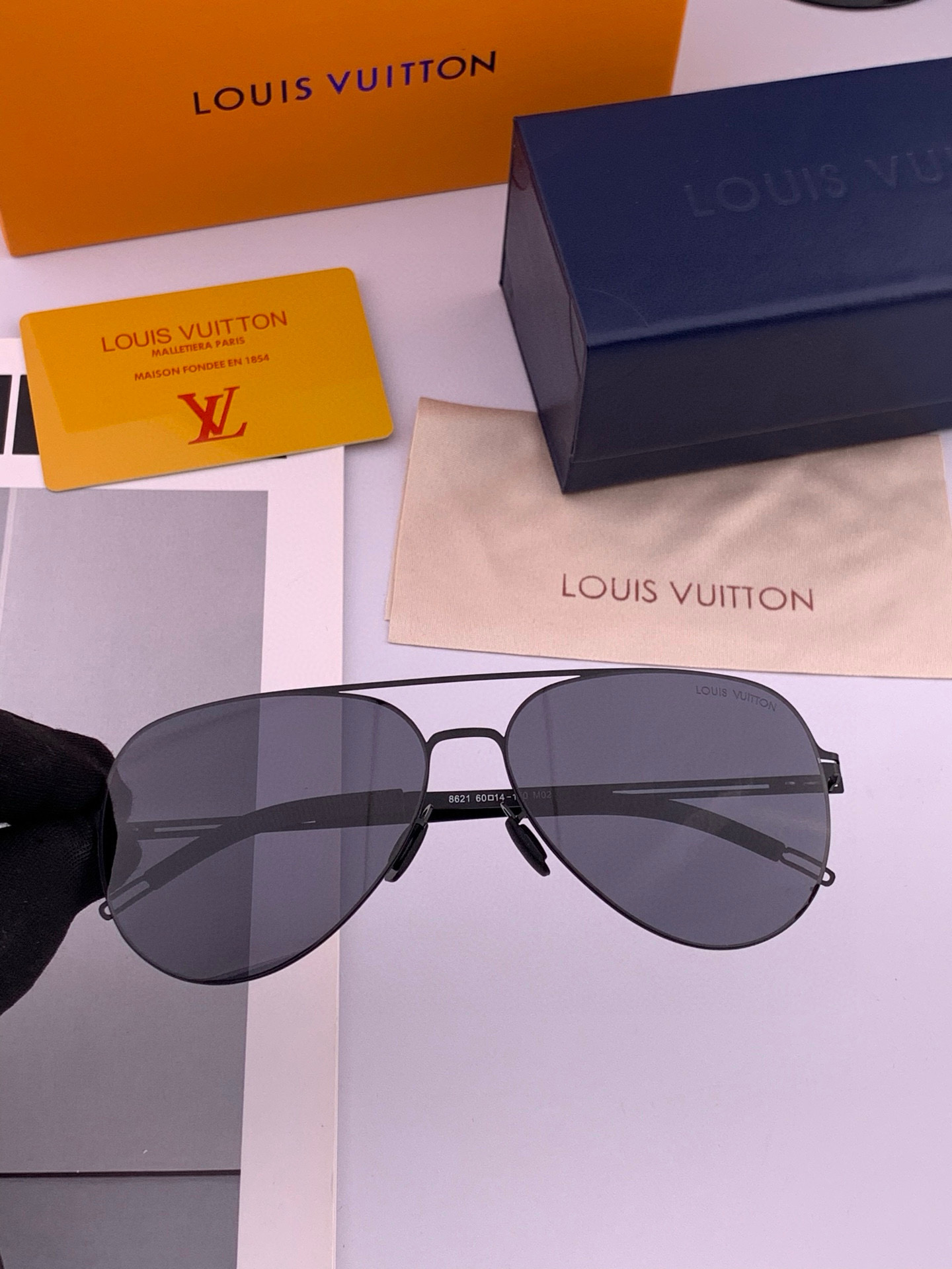 ♦️LV 2025新款男女情侣款太阳镜多边形墨镜iP电镀永不褪色 超轻超有弹性整幅眼镜无螺丝重要的是压不