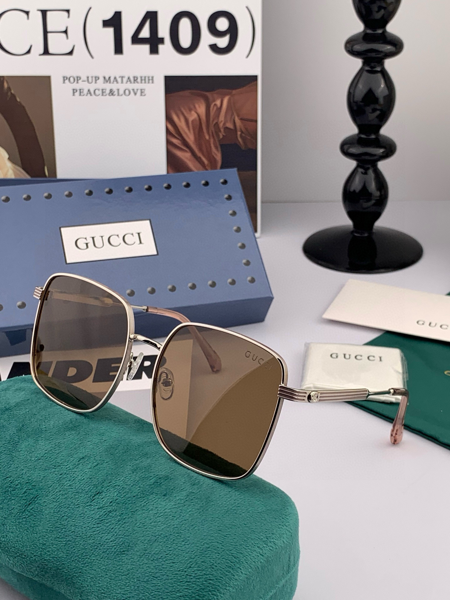   Gucci墨镜2025新款  。  方框设计再优雅的同时还能在视觉上修饰脸型，敲显脸小，不挑脸型 复