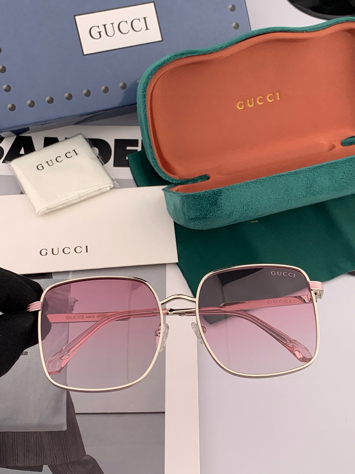   Gucci墨镜2025新款  。  方框设计再优雅的同时还能在视觉上修饰脸型，敲显脸小，不挑脸型 复