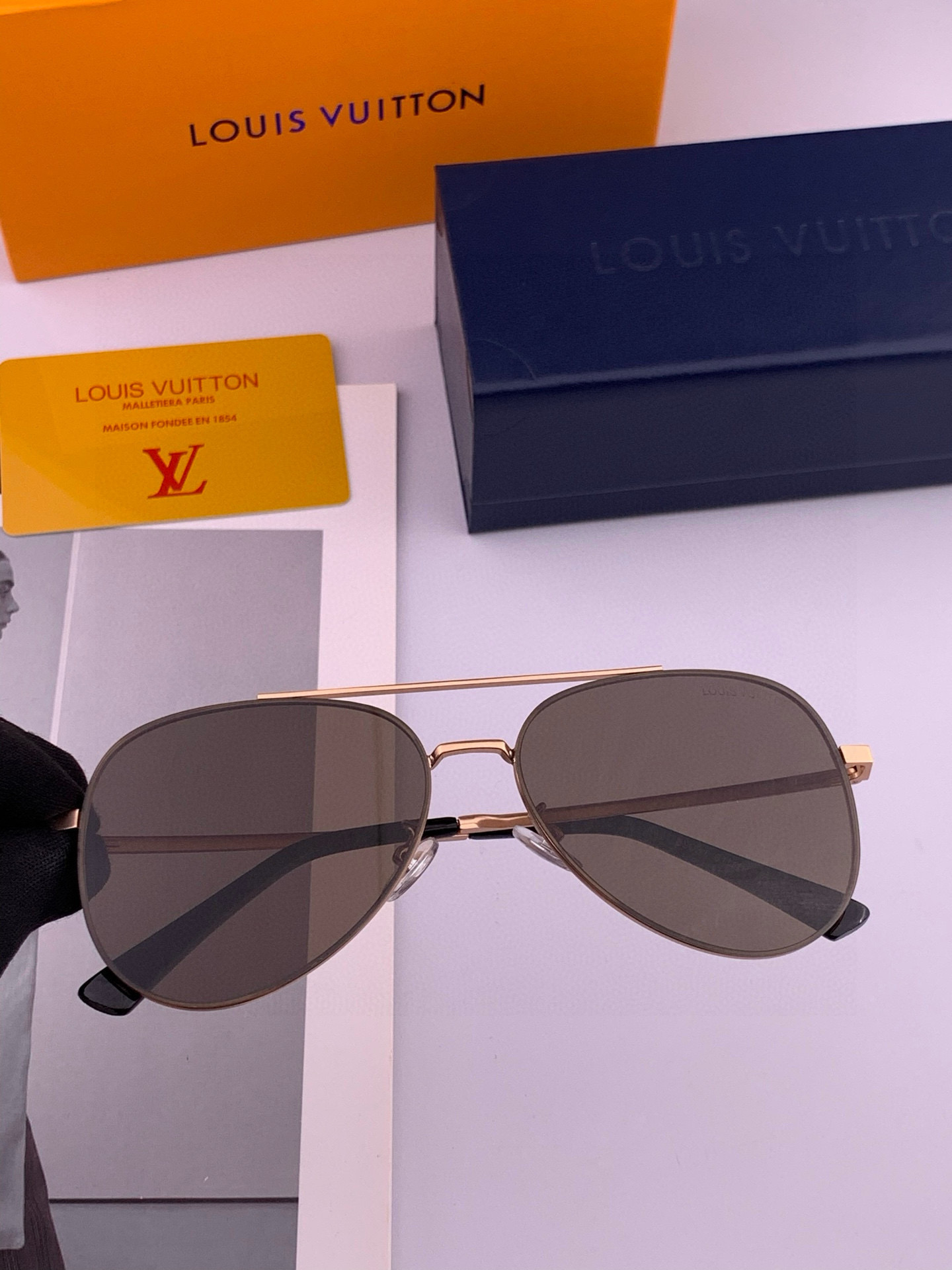       LV 男款炫彩飞行员偏光太阳镜 ❤️材质：高清尼龙加厚卡槽高清偏光镜片 🌹无边框镜架💕颜👍型