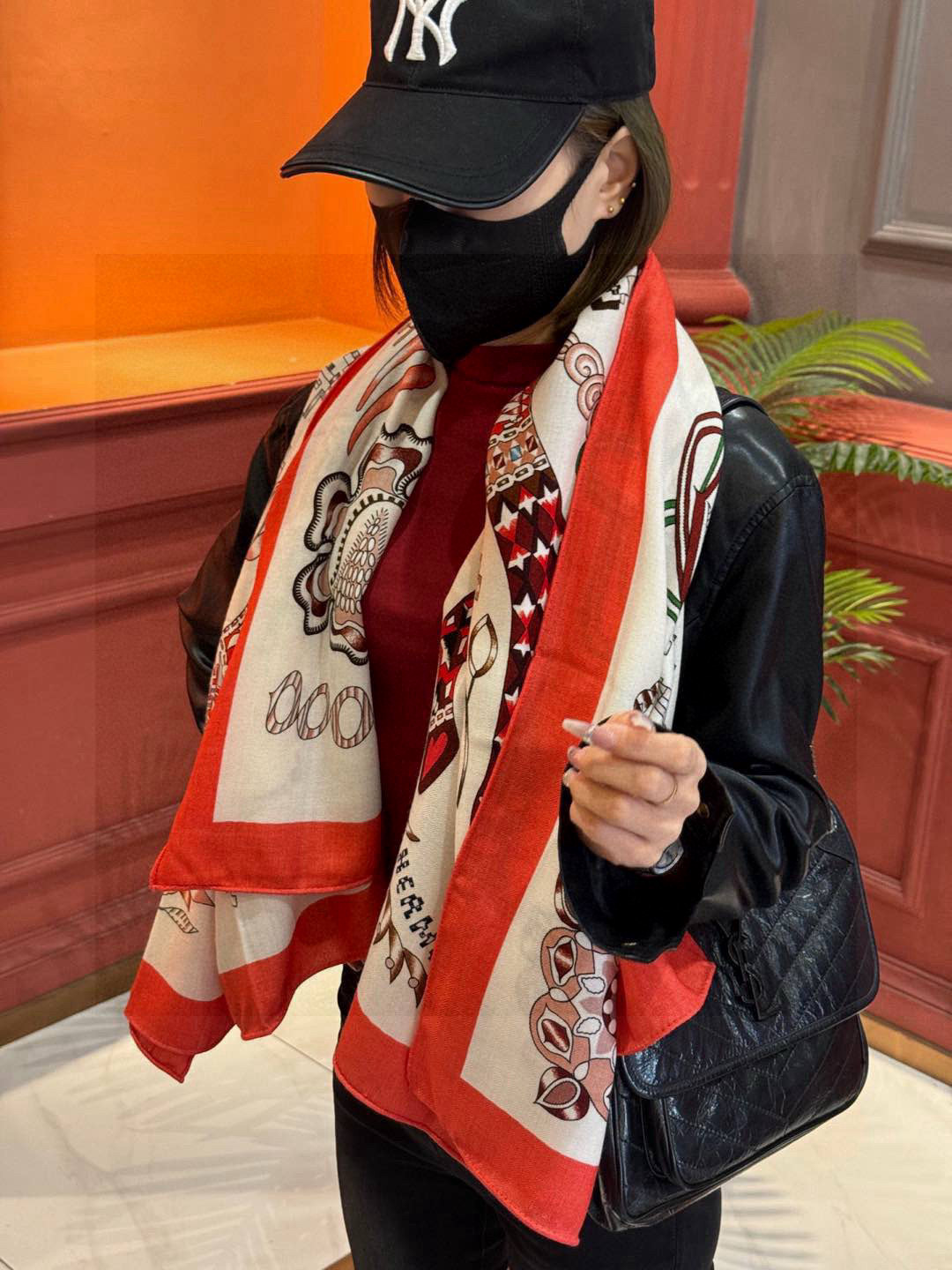  爱马仕～秋冬搭配利器❗️顶级双面同色 版真丝羊绒披肩！！1条等于2条】点睛精彩，图案和配色都超级喜欢，