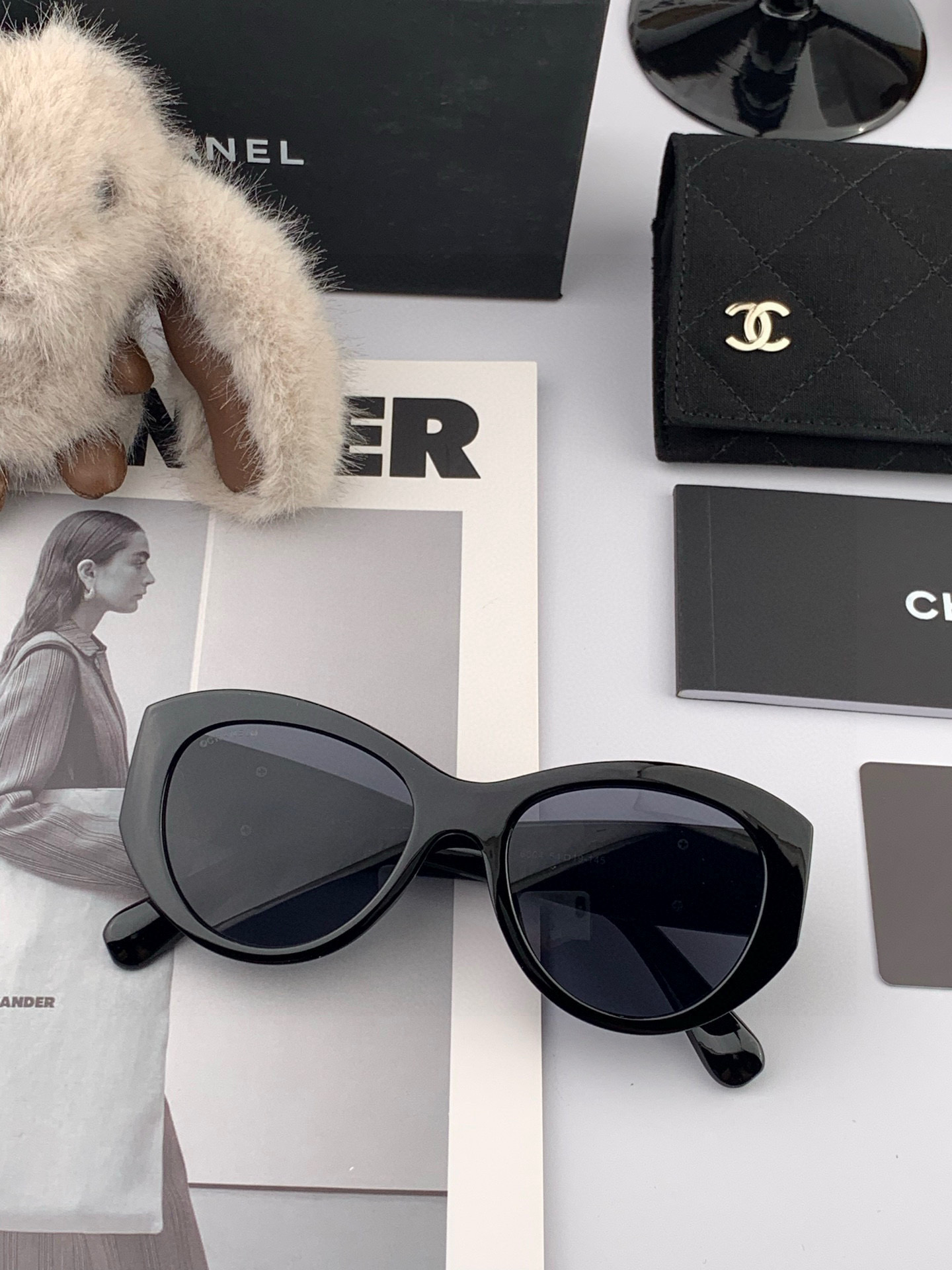    新品CHANEL 香奈儿太阳镜以独特魅力和前卫风格诠释春夏最新眼镜，质感超好佩带舒适 型号：CH4