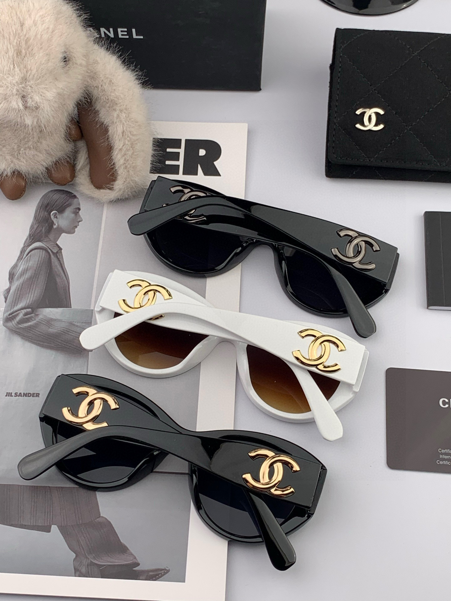    新品CHANEL 香奈儿太阳镜以独特魅力和前卫风格诠释春夏最新眼镜，质感超好佩带舒适 型号：CH4