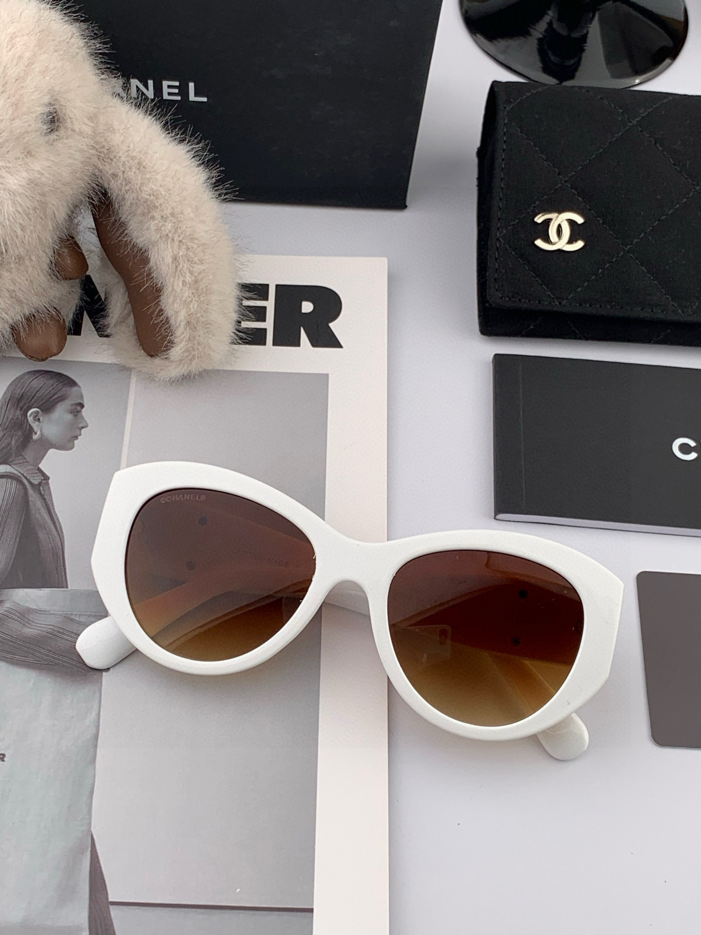    新品CHANEL 香奈儿太阳镜以独特魅力和前卫风格诠释春夏最新眼镜，质感超好佩带舒适 型号：CH4