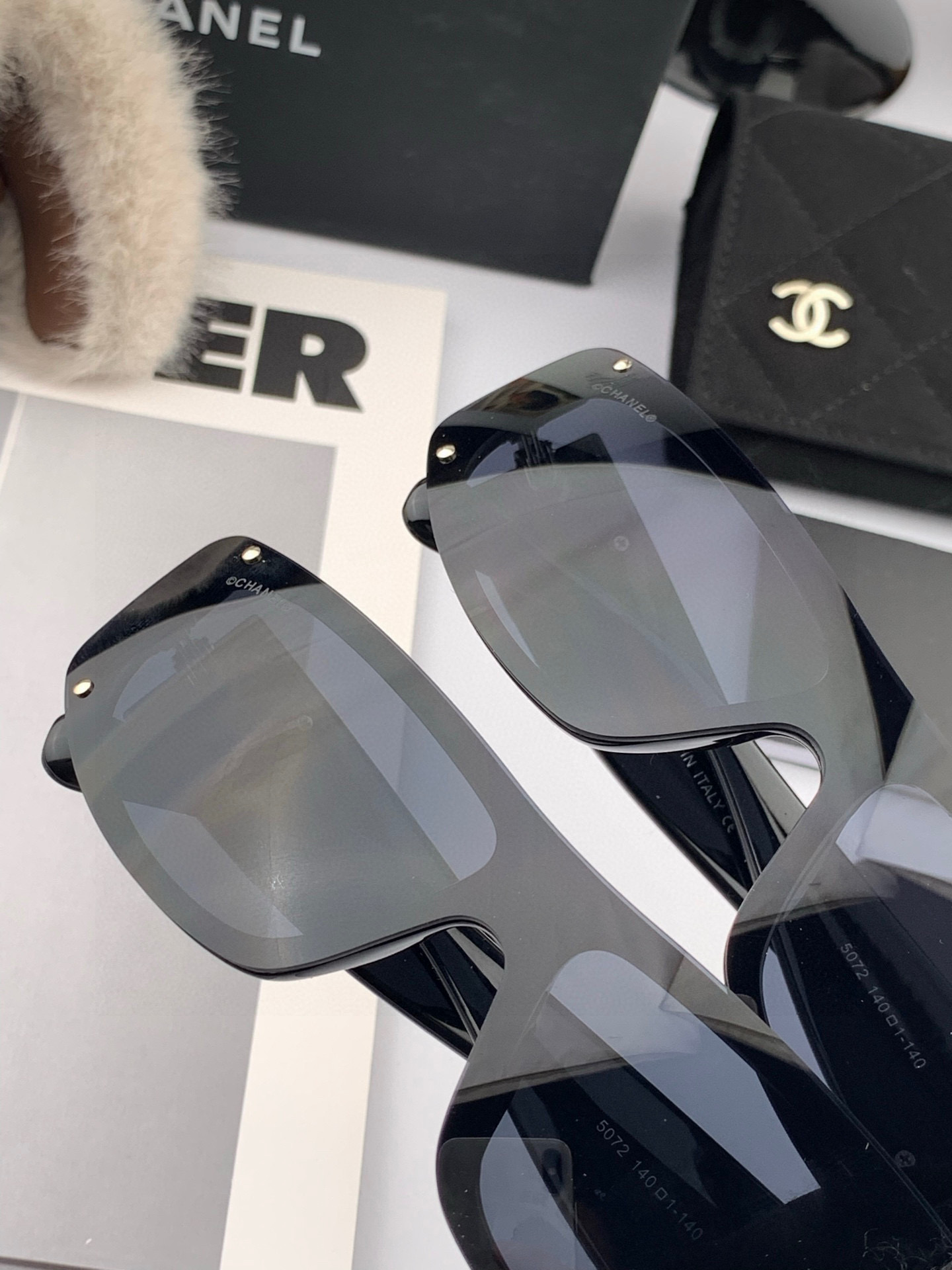    新品CHANEL 香奈儿太阳镜以独特魅力和前卫风格诠释春夏最新眼镜，质感超好佩带舒适 型号：CH2