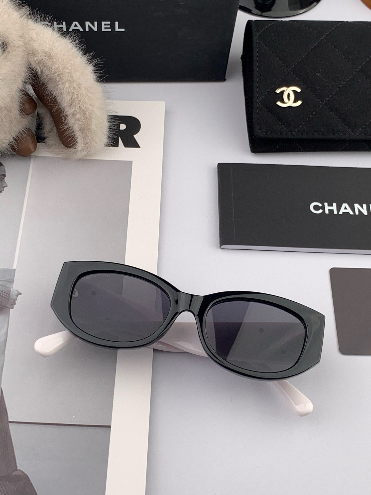    新品CHANEL 香奈儿太阳镜以独特魅力和前卫风格诠释春夏最新眼镜，质感超好佩带舒适 型号：CH5