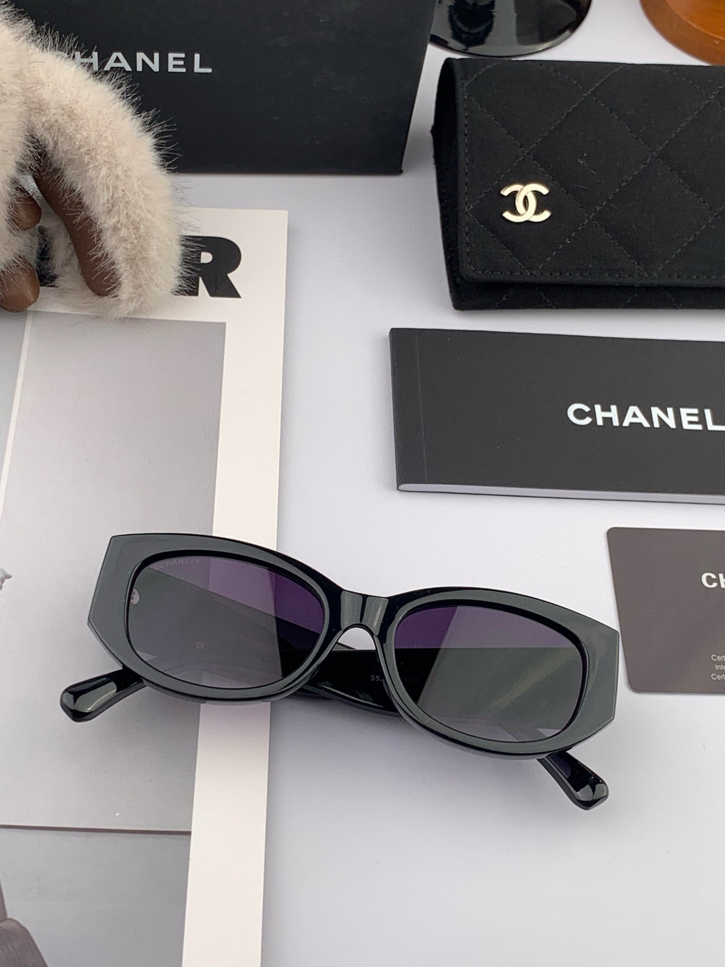    新品CHANEL 香奈儿太阳镜以独特魅力和前卫风格诠释春夏最新眼镜，质感超好佩带舒适 型号：CH5
