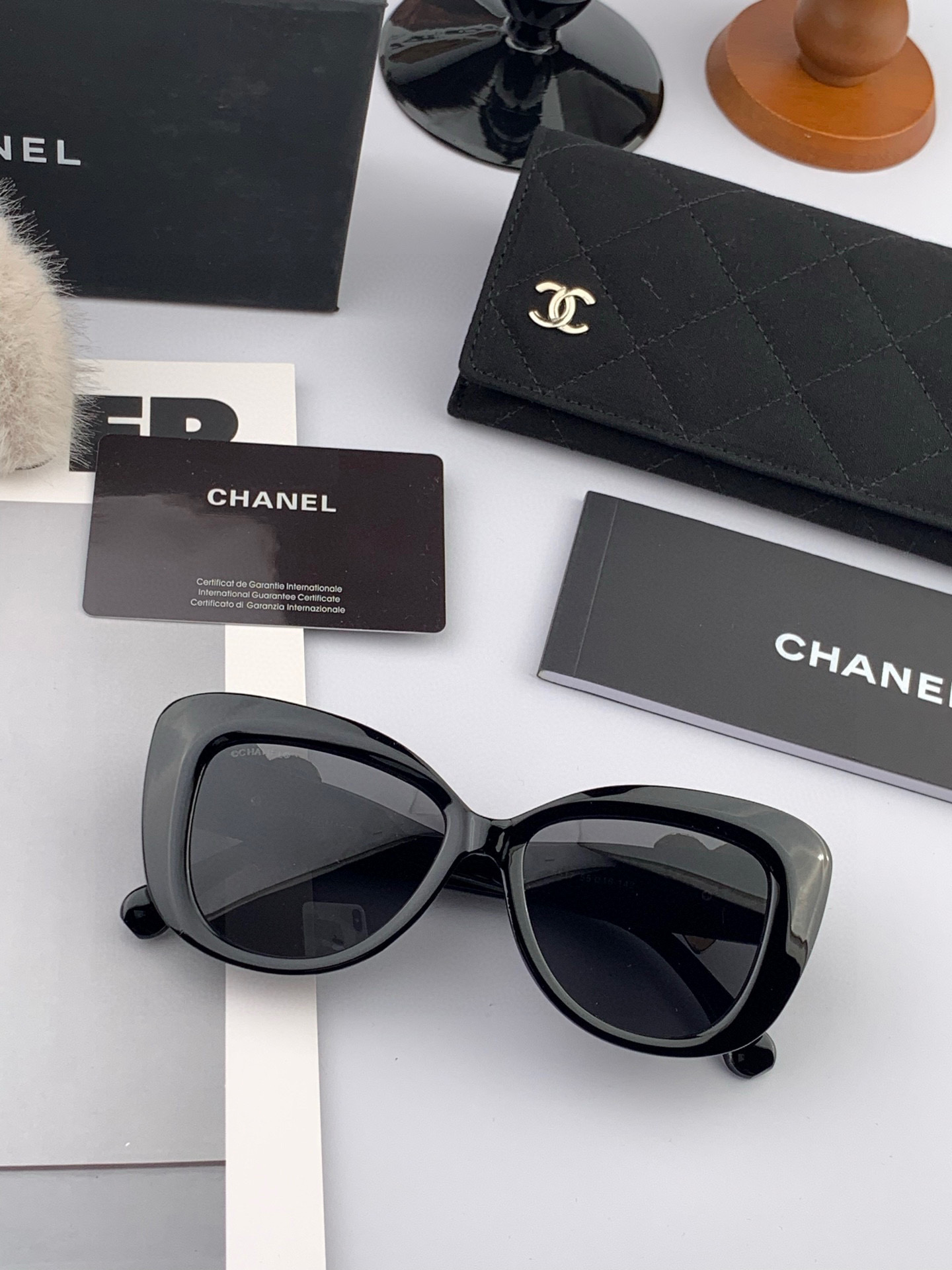    新品CHANEL 香奈儿太阳镜以独特魅力和前卫风格诠释春夏最新眼镜，质感超好佩带舒适 型号：CH8