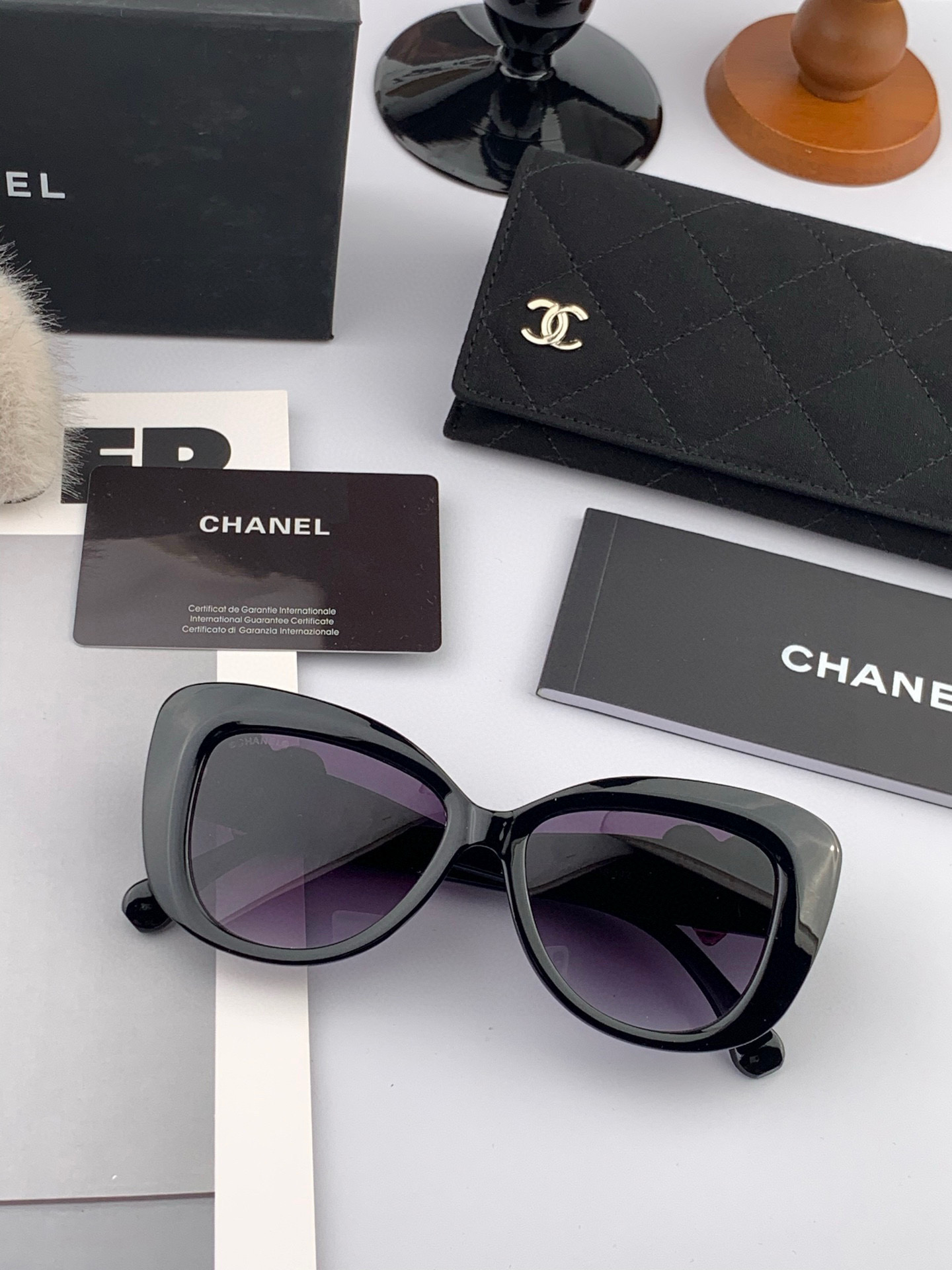    新品CHANEL 香奈儿太阳镜以独特魅力和前卫风格诠释春夏最新眼镜，质感超好佩带舒适 型号：CH8