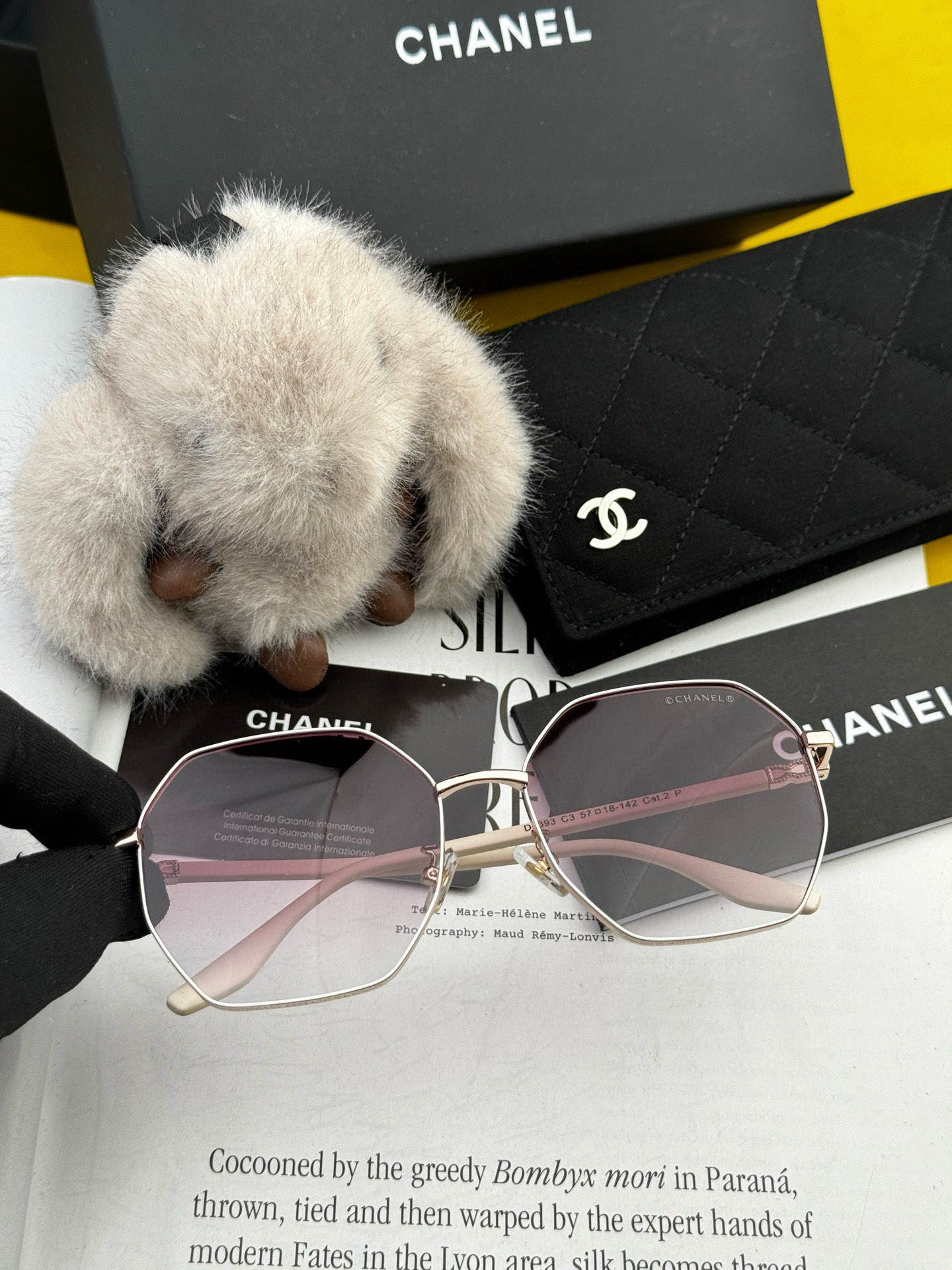    新品CHANEL 香奈儿太阳镜以独特魅力和前卫风格诠释春夏最新眼镜，质感超好佩带舒适 型号：CH3
