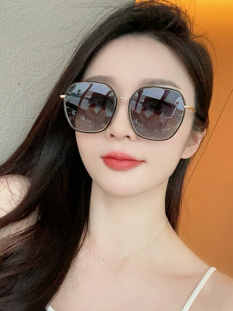    新品CHANEL 香奈儿太阳镜以独特魅力和前卫风格诠释春夏最新眼镜，质感超好佩带舒适 型号：CH9