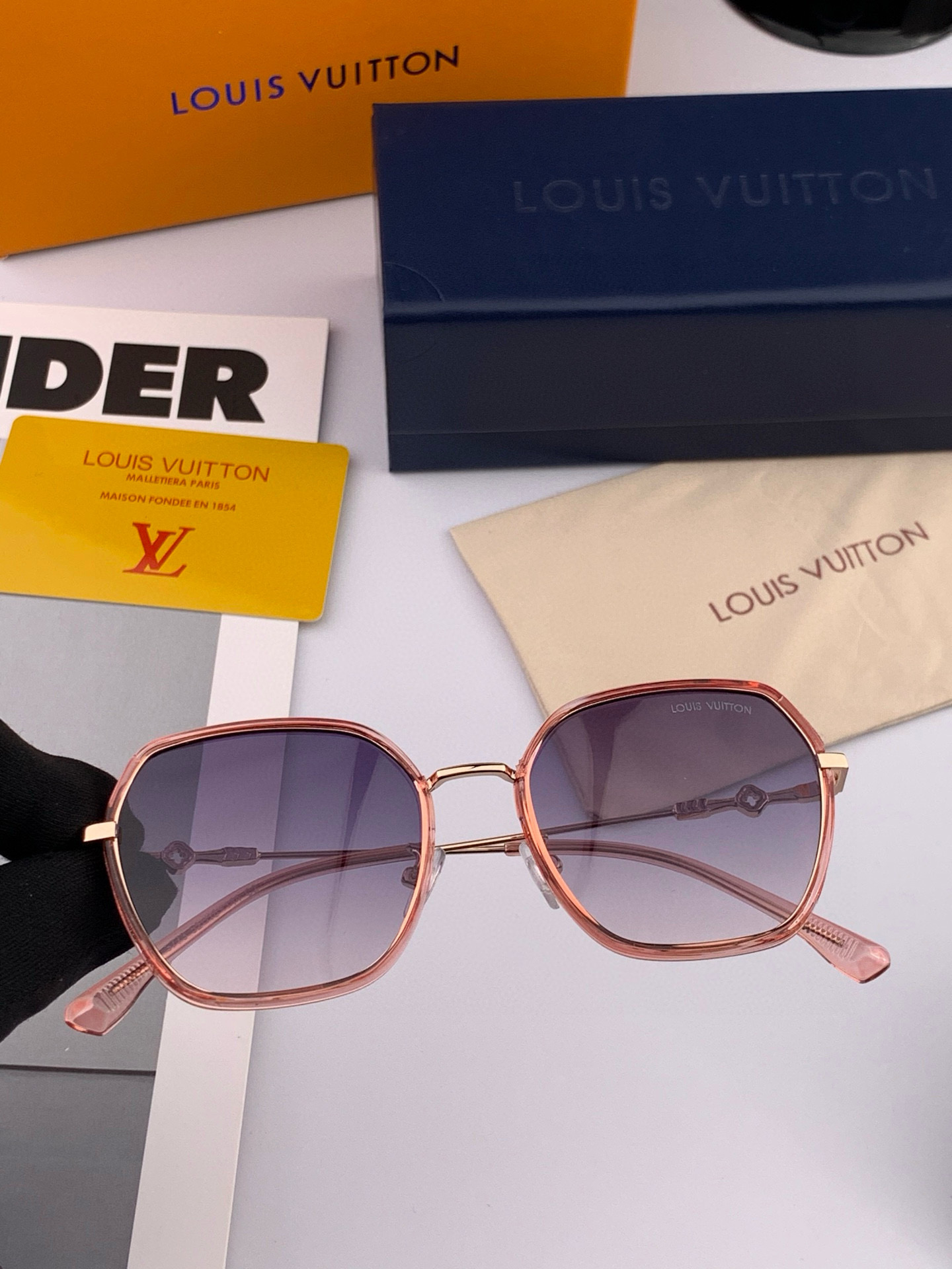   LV 太阳镜潮品官网模特同款 玫瑰玫瑰四叶草🍀精致个性设计简约时尚 高品质值得拥有绝对潮爆整个夏季 