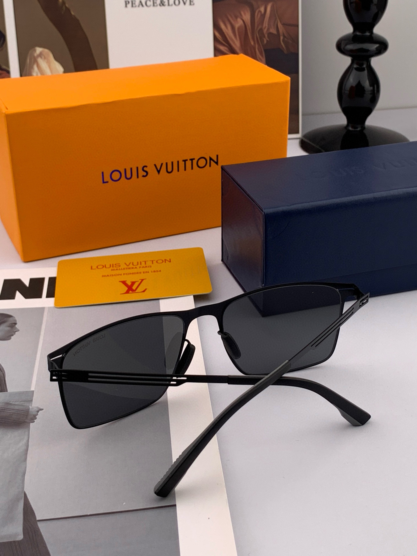 ♦️LV 2025新款男女情侣款太阳镜多边形墨镜iP电镀永不褪色 超轻超有弹性整幅眼镜无螺丝重要的是压不