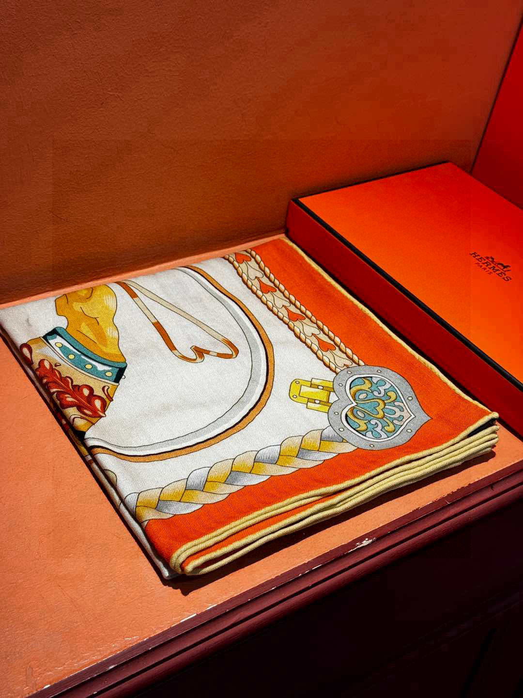 【双面同色】原单爱马仕140cm丝绒方巾💕 甜蜜的鞍具,装饰家芳登和佩西耶设计的一款餐盘增添骑士般的浪