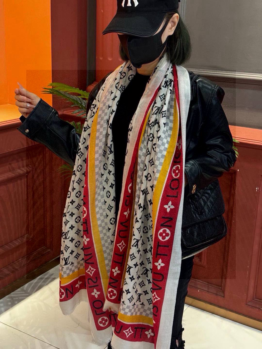   会发光发亮的围巾银丝羊绒长巾✨专柜同步‼️真心赞‼️驴家【L字母与花纹长巾】路易威登经典 Monog