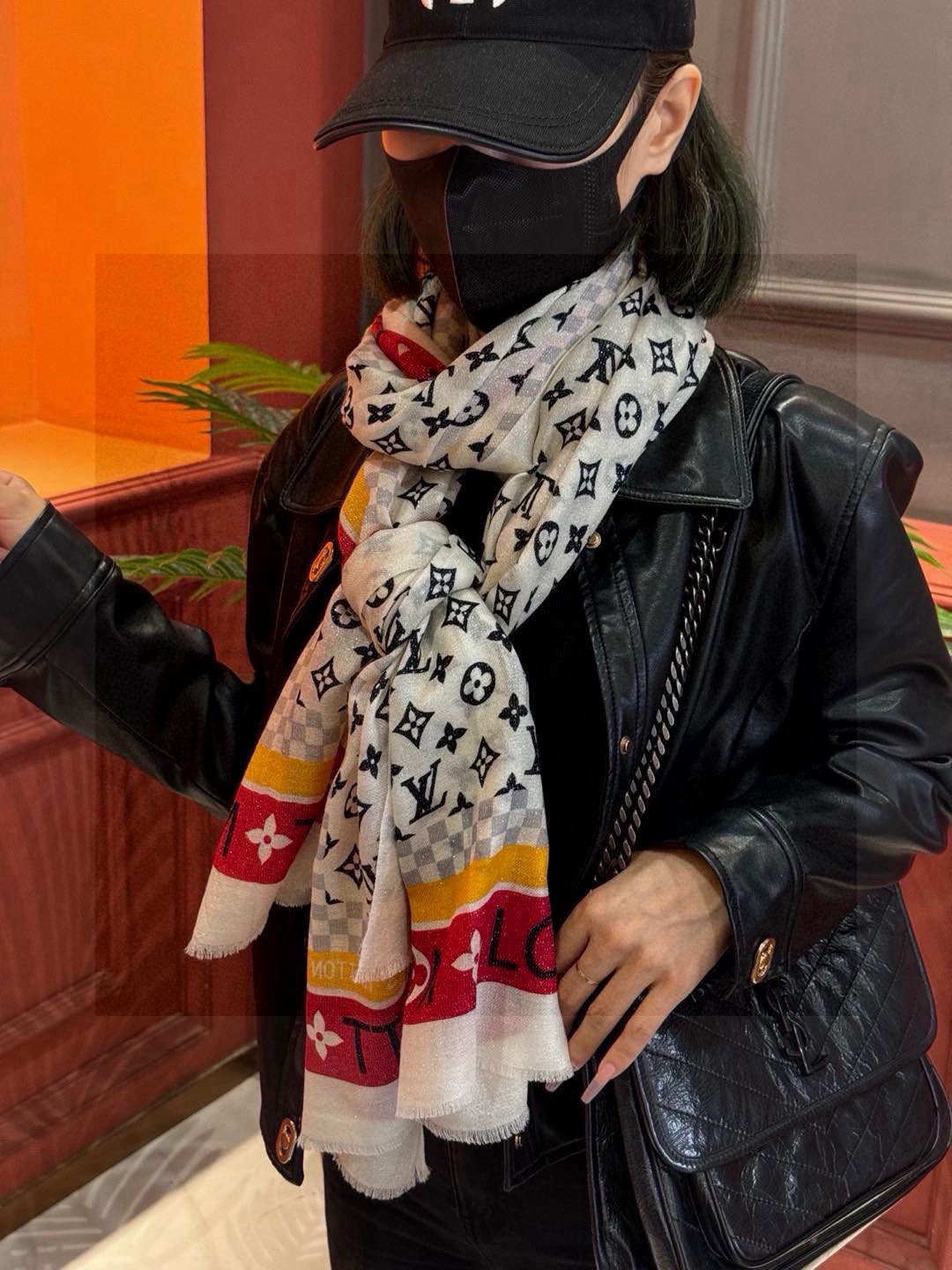   会发光发亮的围巾银丝羊绒长巾✨专柜同步‼️真心赞‼️驴家【L字母与花纹长巾】路易威登经典 Monog