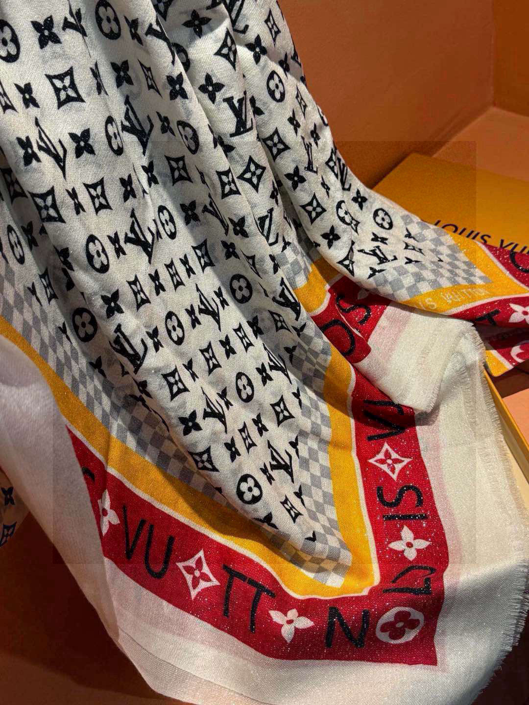   会发光发亮的围巾银丝羊绒长巾✨专柜同步‼️真心赞‼️驴家【L字母与花纹长巾】路易威登经典 Monog