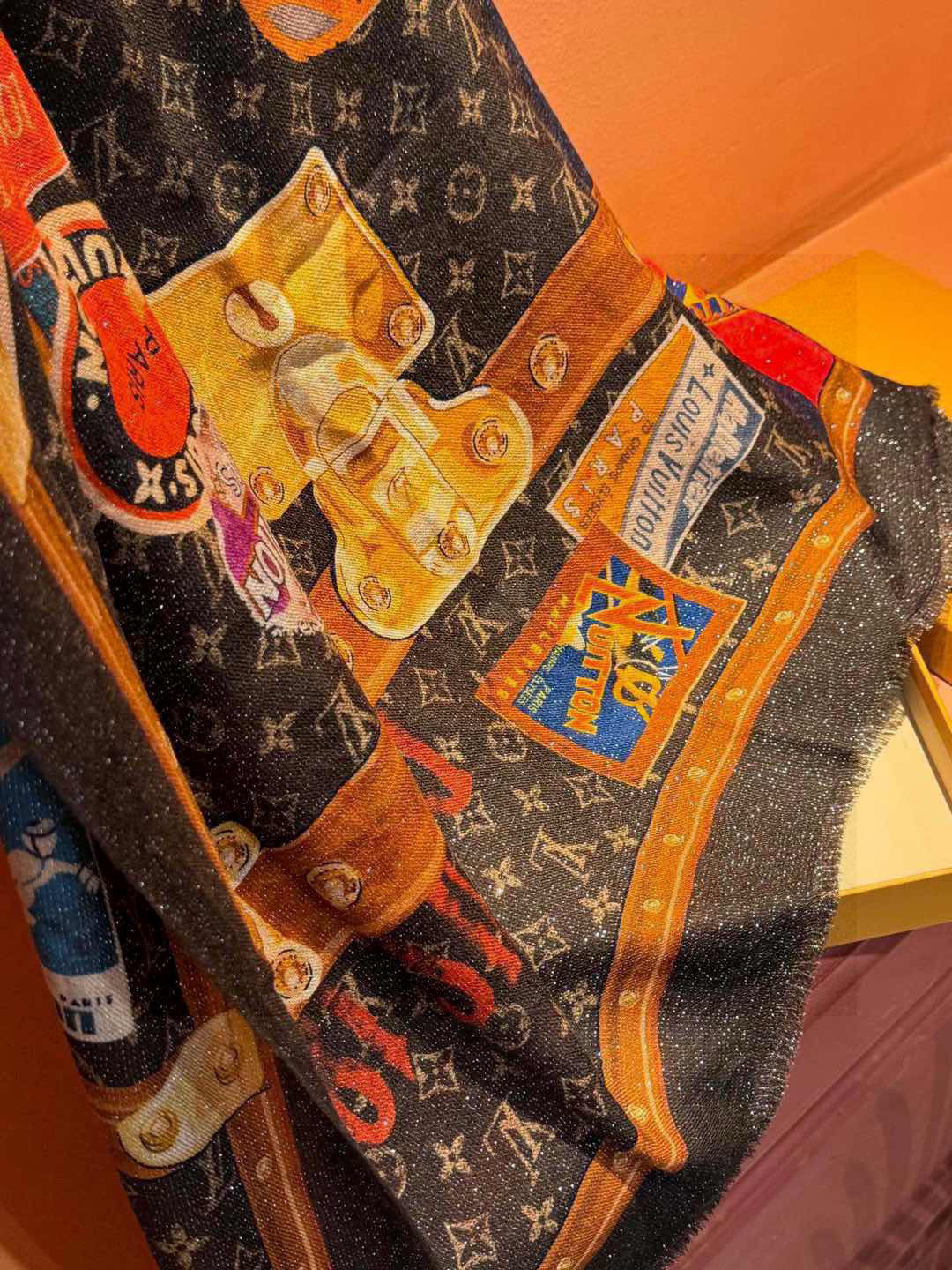   会发光发亮的围巾真心赞‼️驴家【L链条箱包花纹银丝长巾】银丝印花羊绒长巾，2023新款方巾来撷Nou